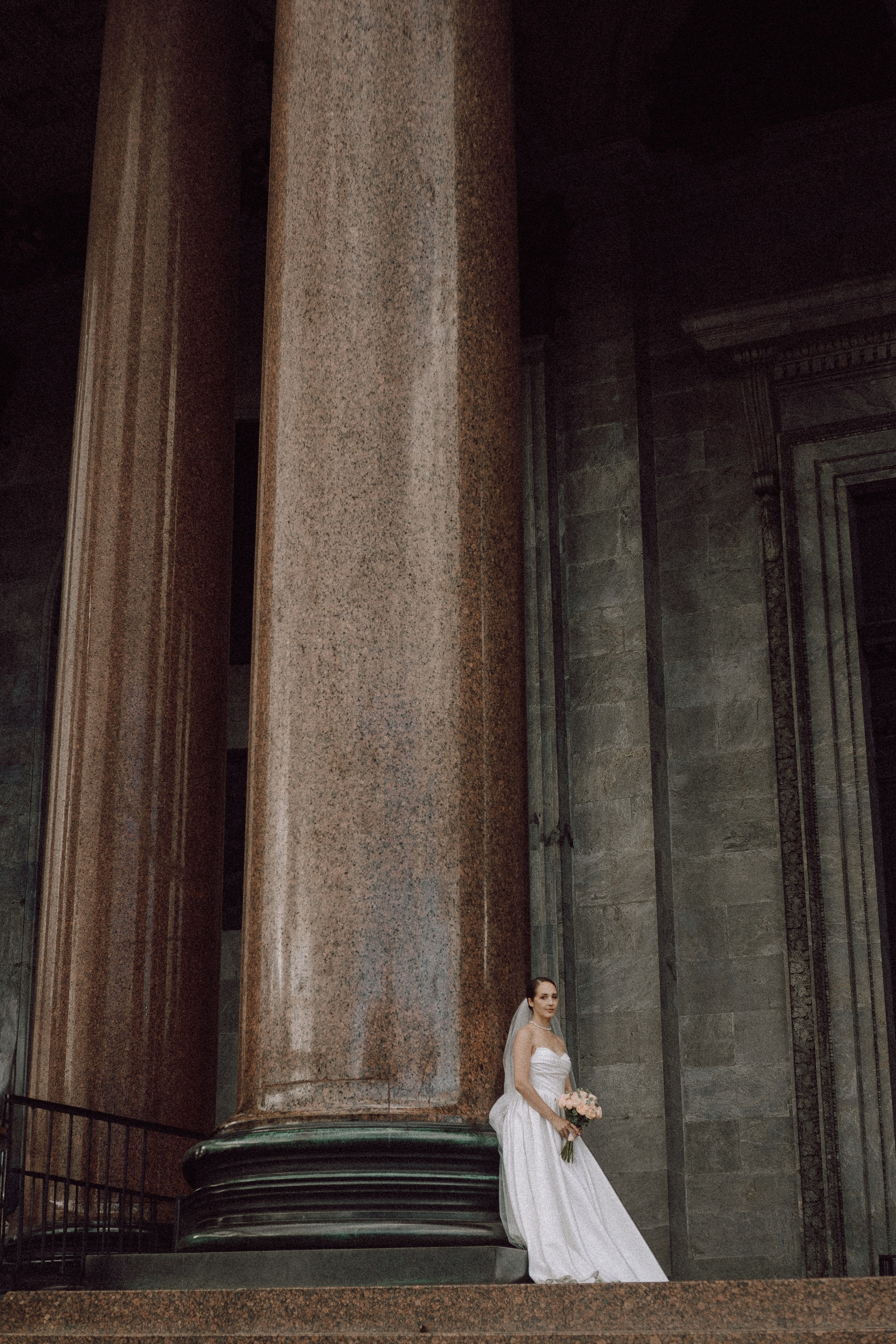 СВАДЕБНАЯ ПРОГУЛКА В САНТК-ПЕТЕРБУРГЕ (ИСАКИЕВСКИЙ СОБОР, ЗИМНЯЯ КАНАВКА, ЭРМИТАЖ И БОЛЬШАЯ МОРСКАЯ УЛИЦА). Профессиональный фотограф, Санкт-Петербург — Виктория Богомолова