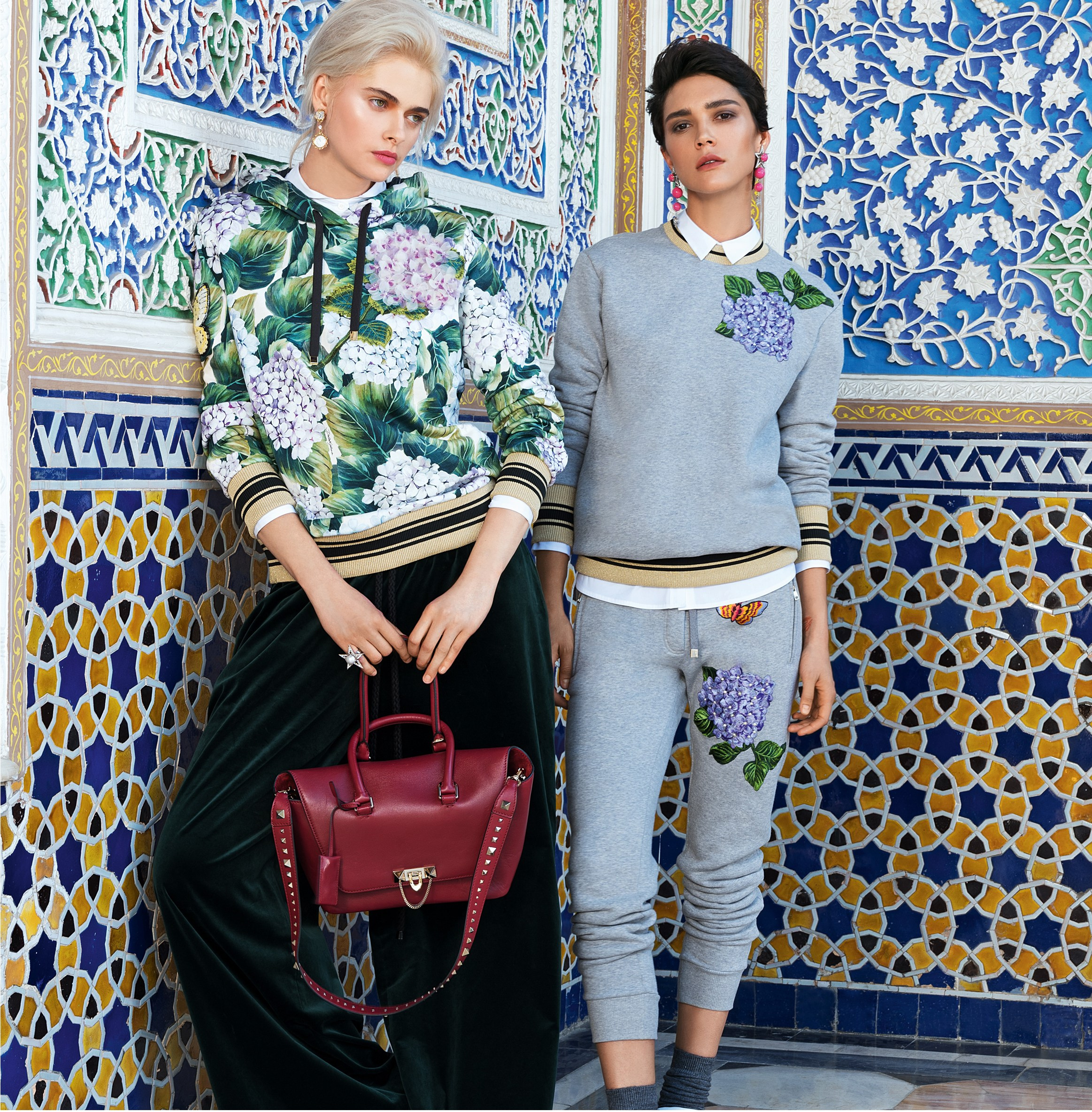 рекламная съёмка женской одежды и сумок в Алматы для moda magazine с акцентом на композицию, позы моделей и визуал для печатного журнала и digital платформ