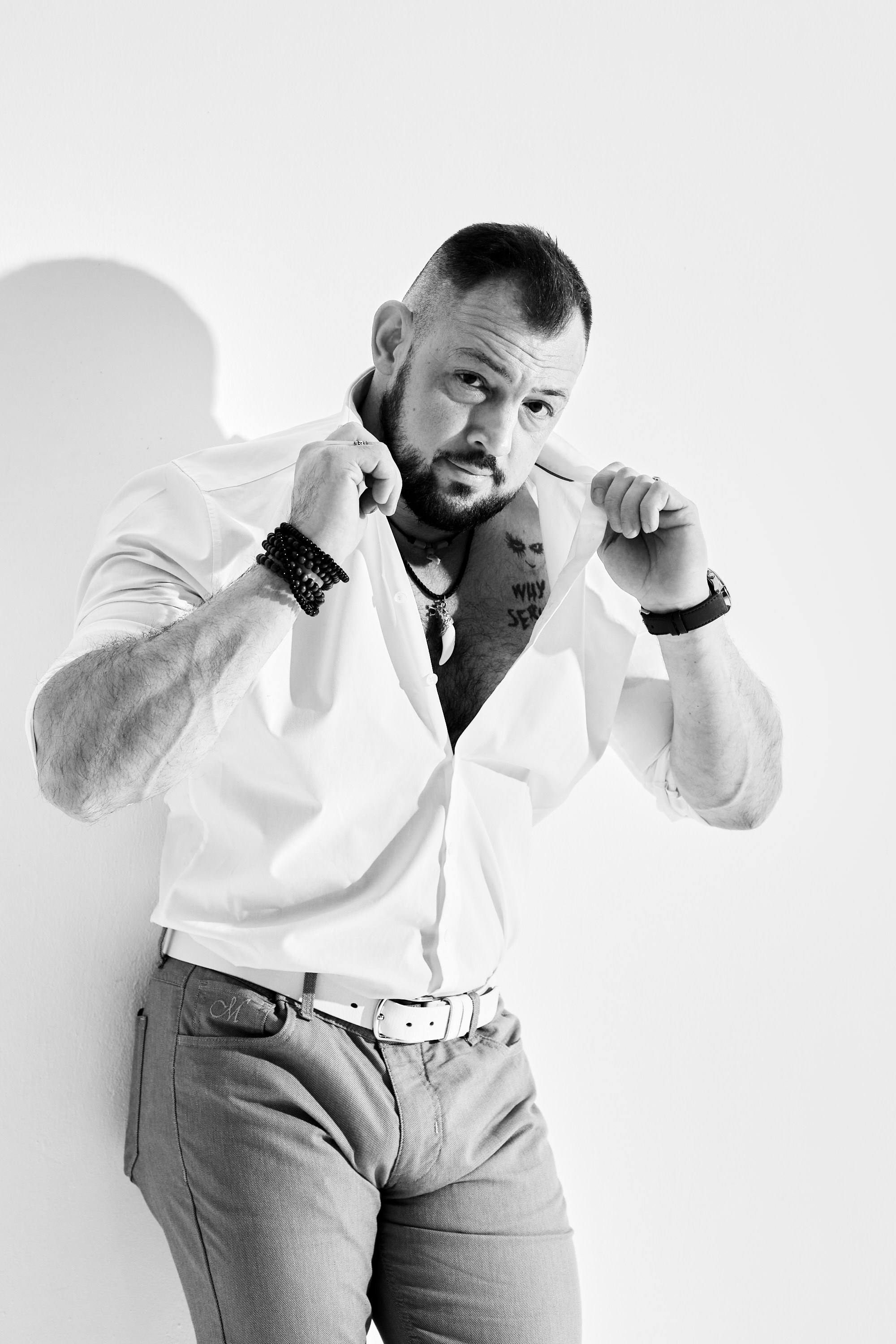 В студии (ЧБ)