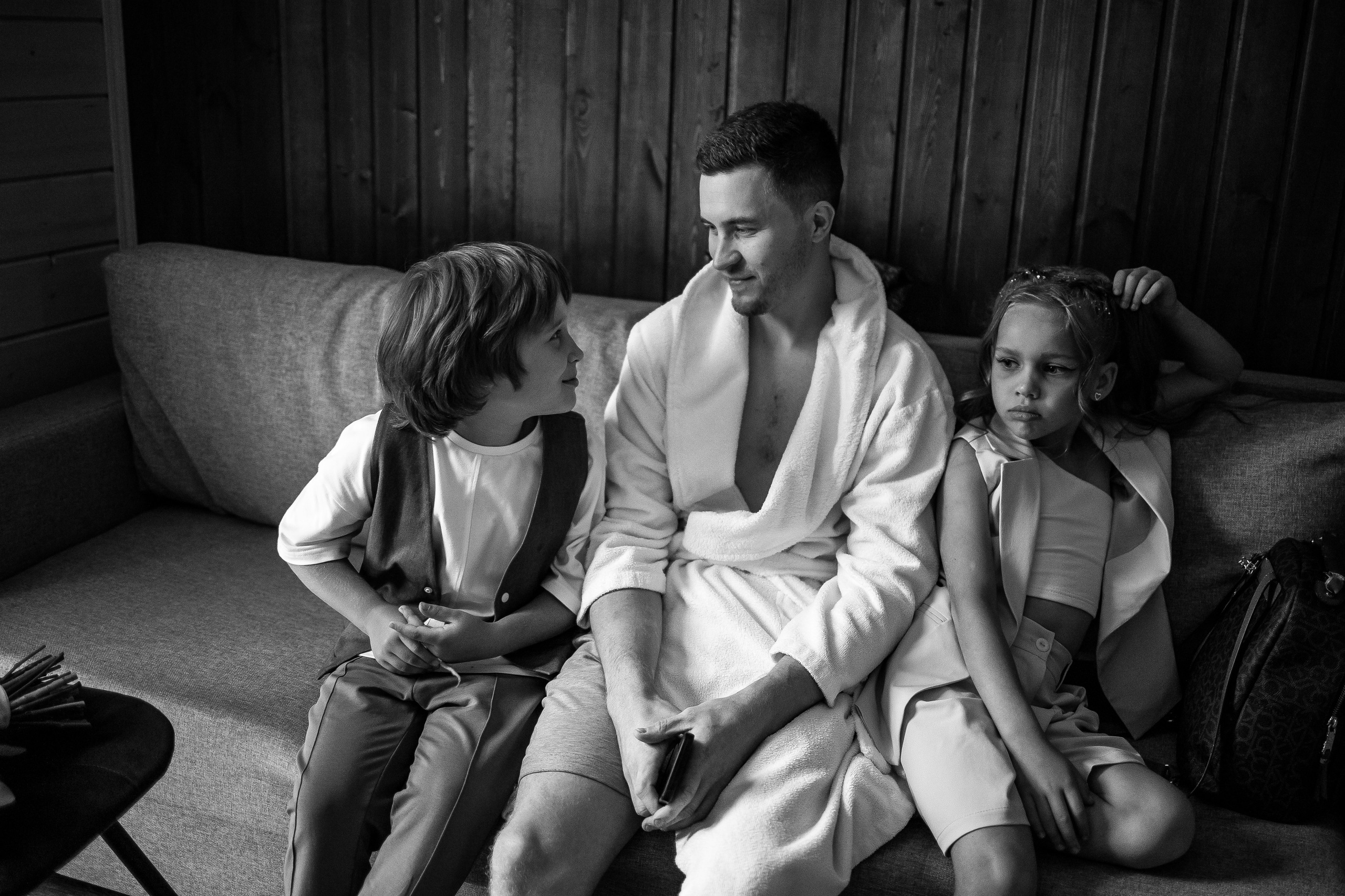 Запечатлейте свою любовь в каждом кадре: профессиональный свадебный фотограф создаст незабываемые моменты вашего особенного дня.