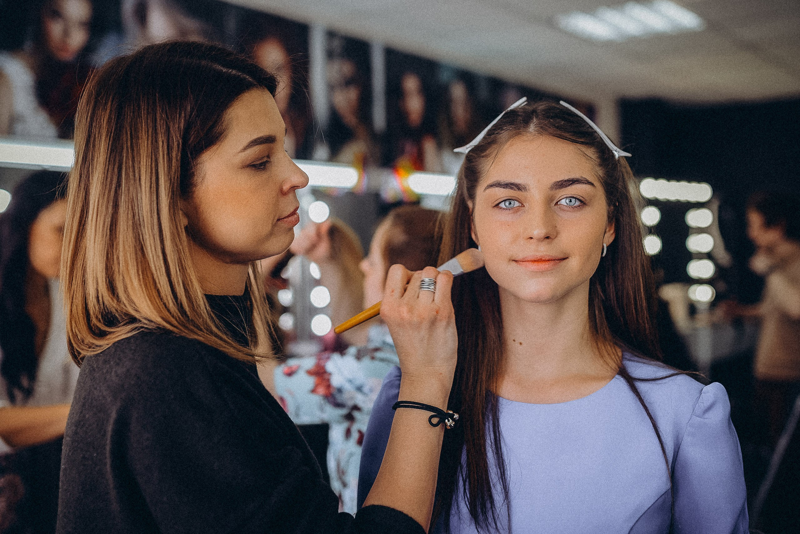 Улыбки и позитивная атмосфера в гримерной, живой репортаж с конкурса красоты.