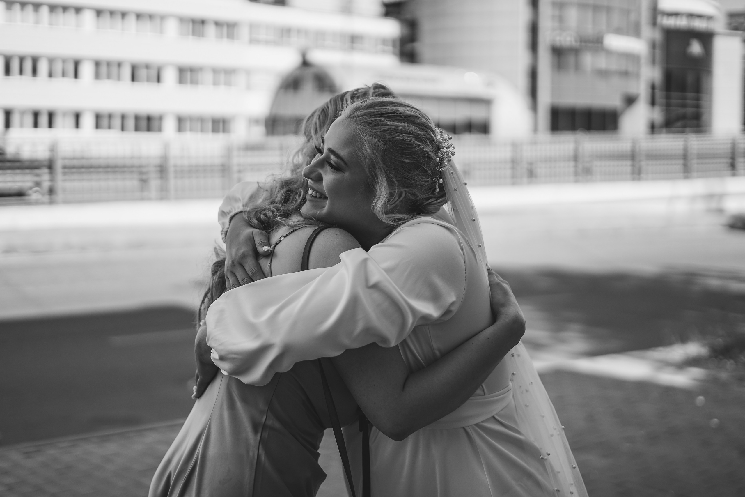 Невеста обнимается с подружкой