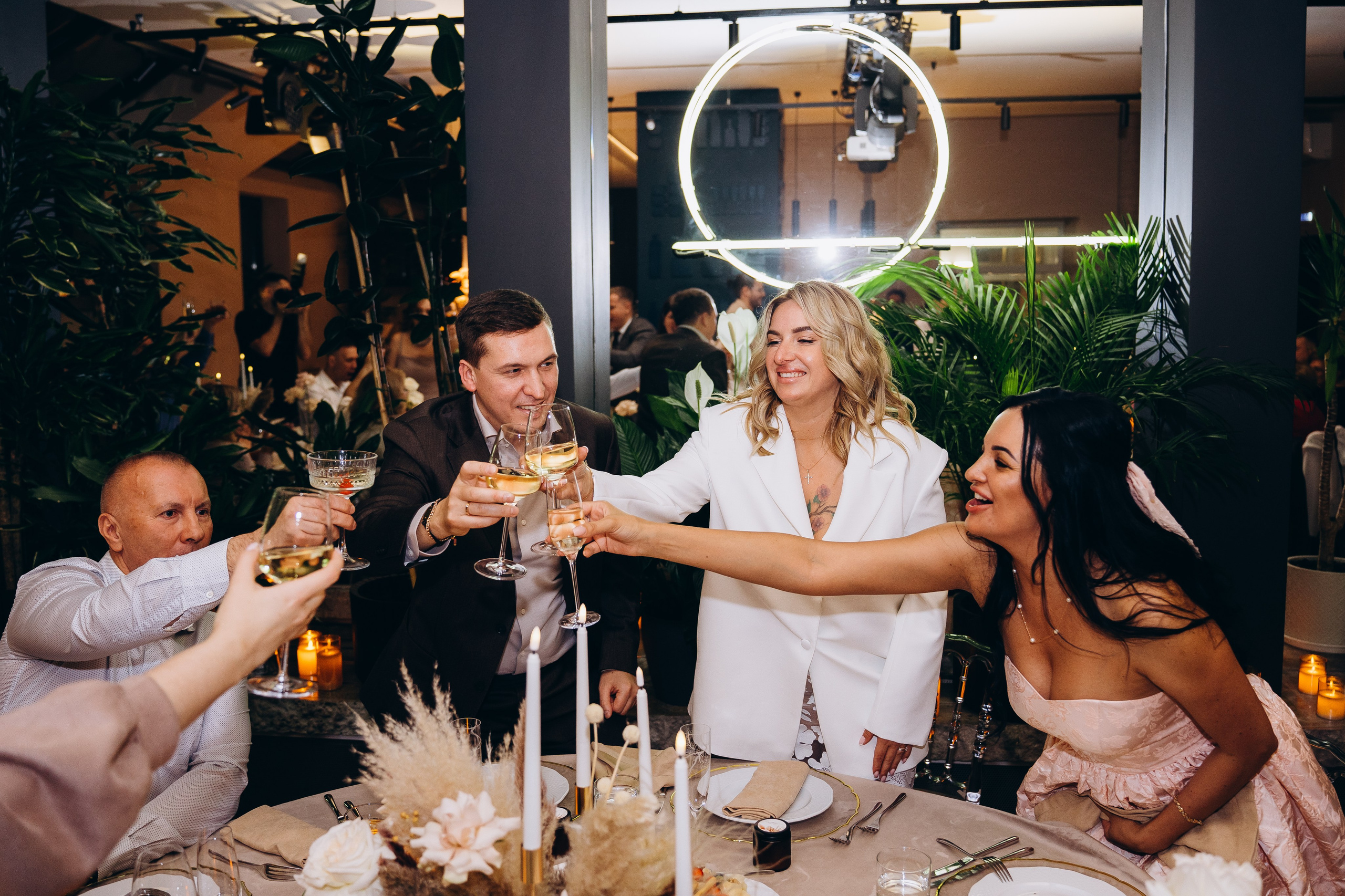 Веселые гости танцуют на свадебном банкете — репортажная съемка свадебных мероприятий в Москве с живыми эмоциями.