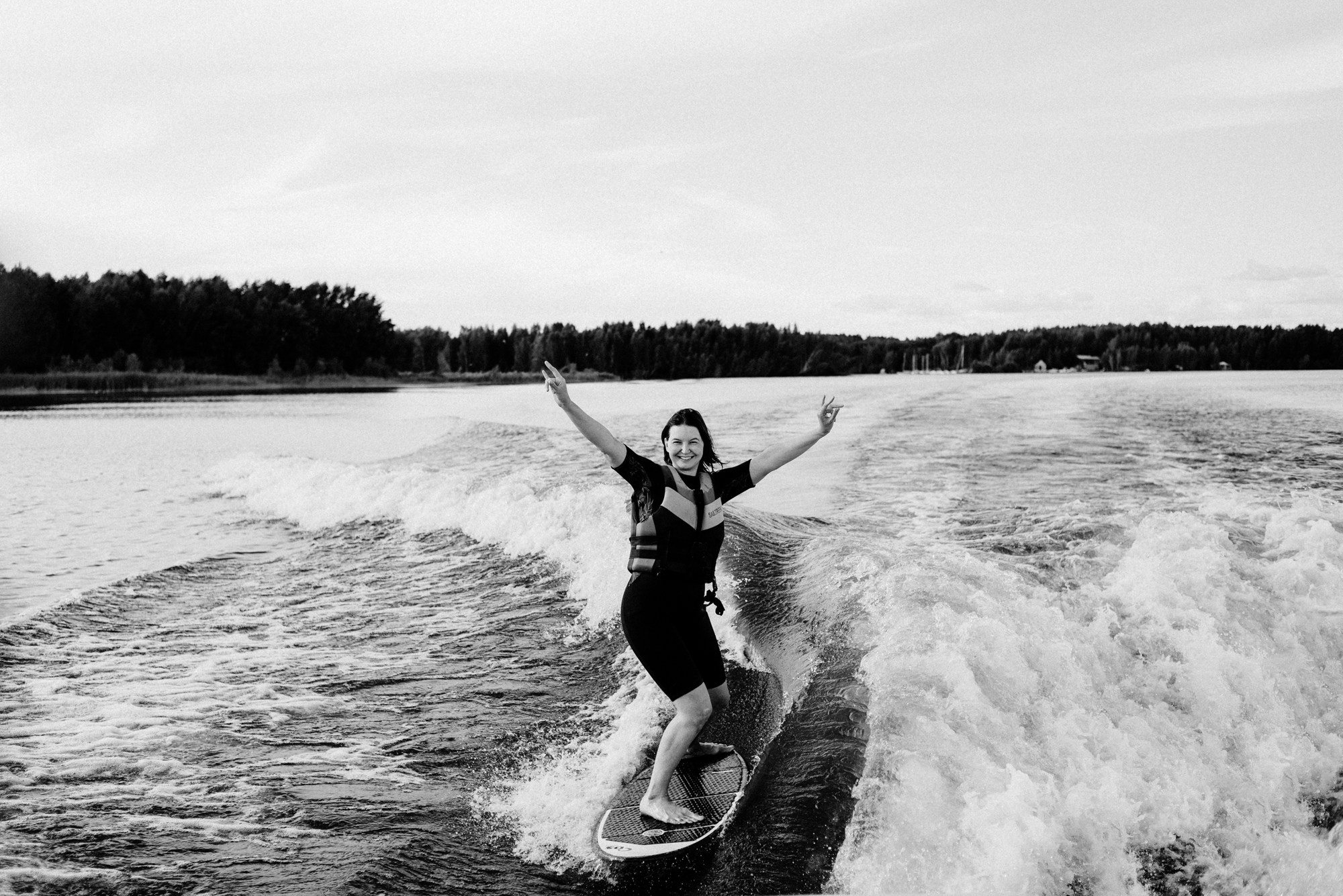 Профессиональная съемка вейксерфинга, экстремальный спорт на Андреевском озере, живые кадры на высокой скорости