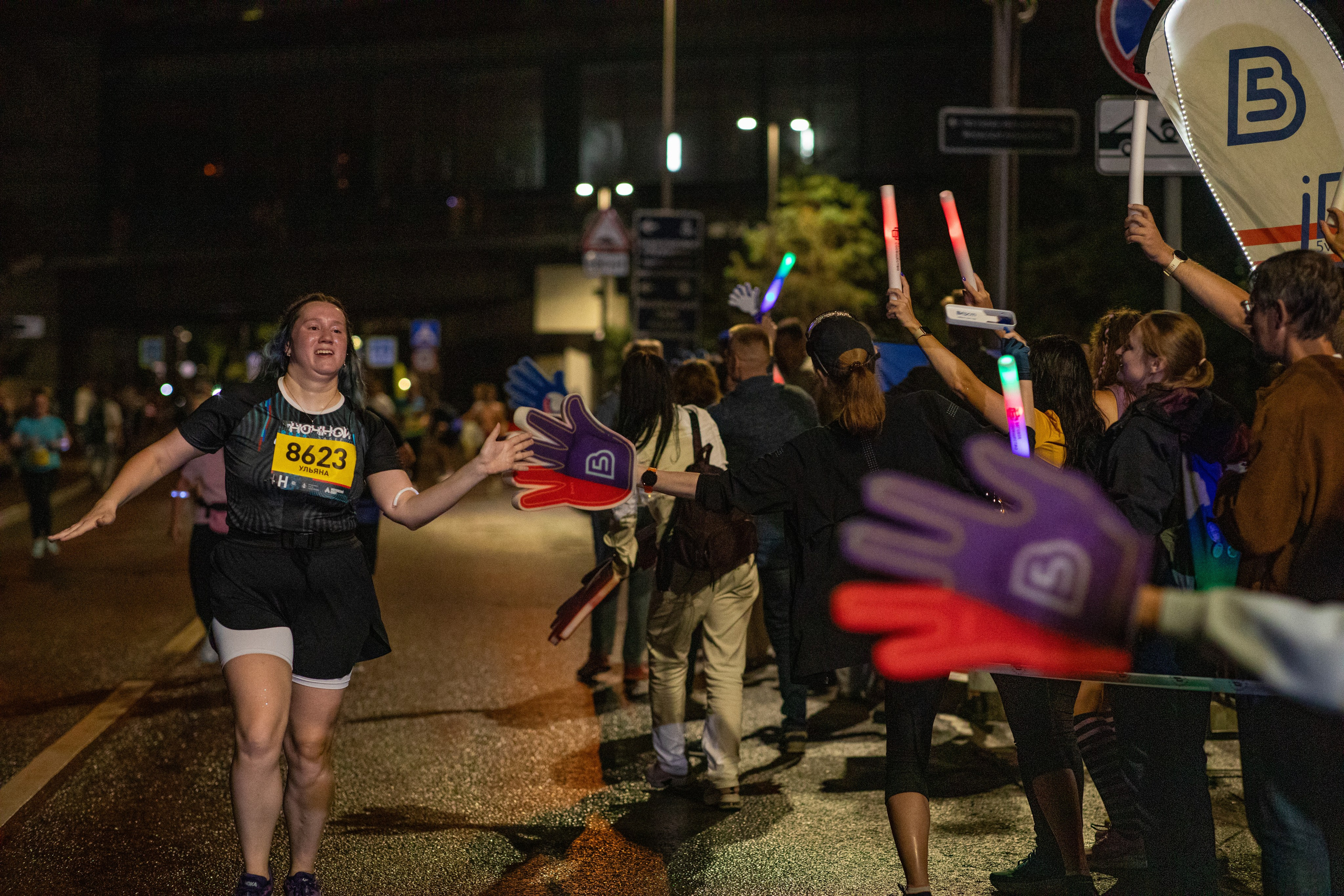 Ночной забег в ленте фотографий бегунов 03.08.24. Фотограф Сергей Ловкий