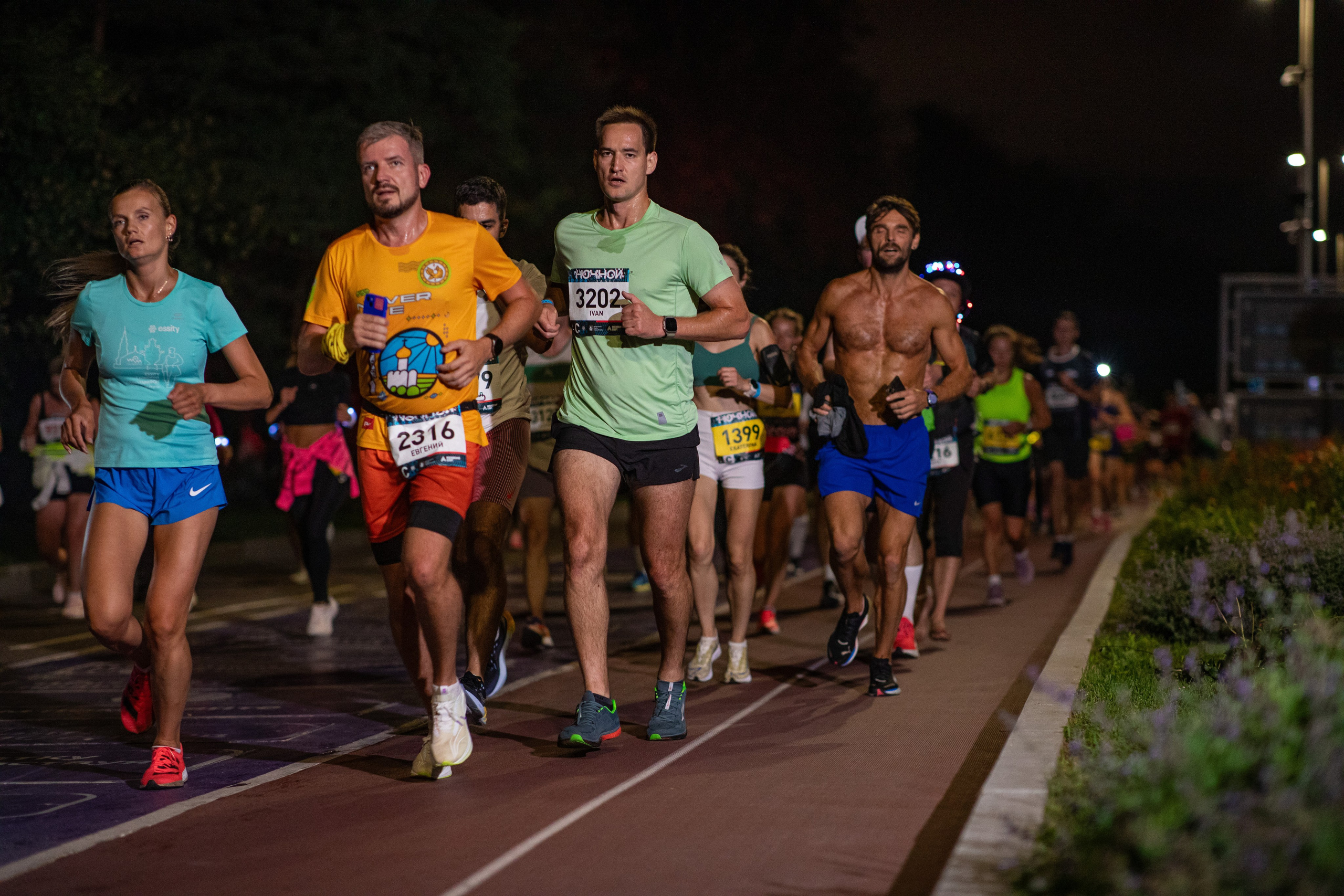 Ночной забег в ленте фотографий бегунов 03.08.24. Фотограф Сергей Ловкий