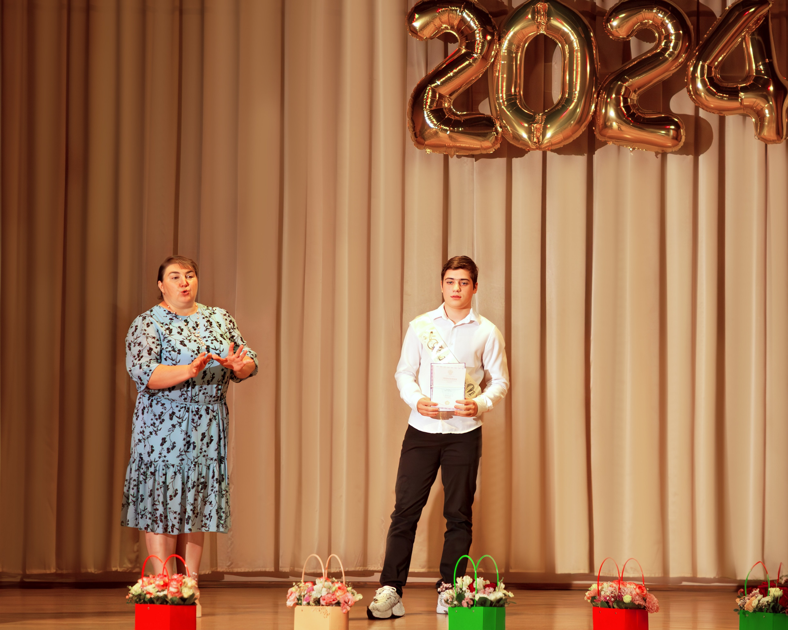 498 школа вручение дипломов, 2024. Выпускные альбомы и школьный фотограф в Подольске, Троицке, Щербинке, Москве и Московской области