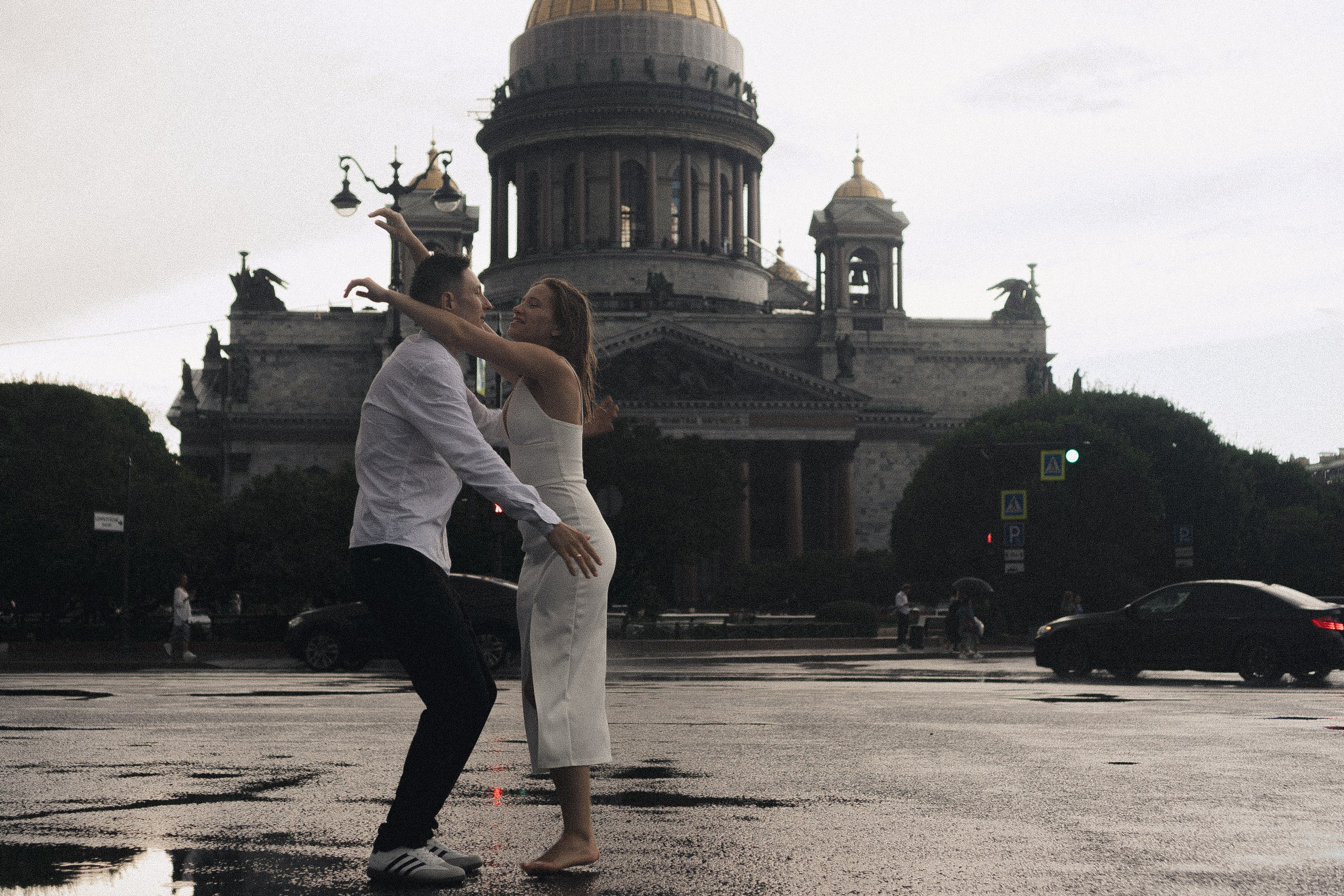 СВАДЕБНАЯ ФОТОСЕСИСИЯ В МЕТРО И ВОЗЛЕ ИСАКИЕВСКОГО СОБОРА В ДОЖДЬ. Профессиональный фотограф, Санкт-Петербург — Виктория Богомолова