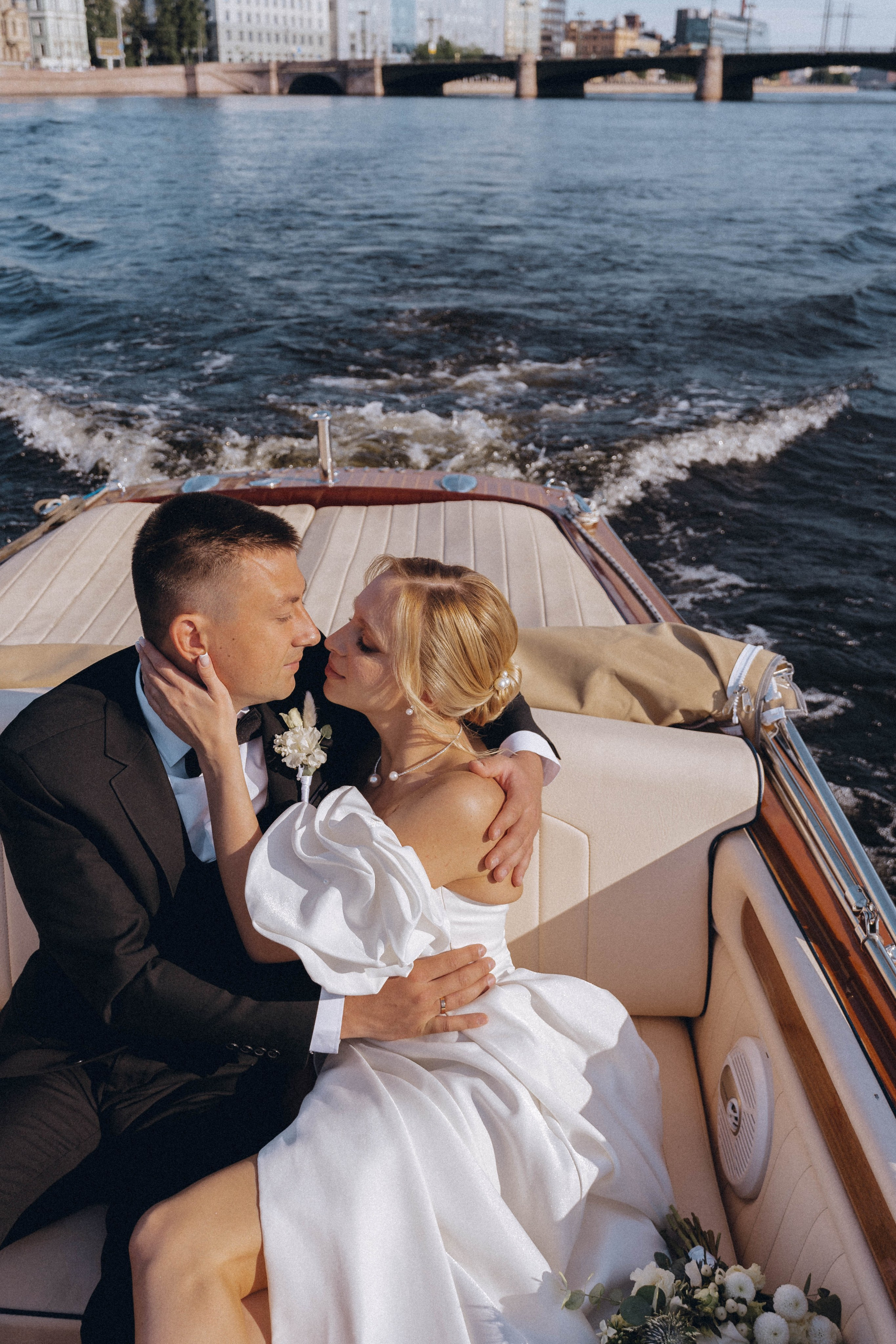 СВАДЕНБНАЯ СЬЕМКА НА КАТЕРЕ ПО КАНАЛАМ САНКТ-ПЕТЕРБУРГА И В АКВАТОРИИ НЕВЫ. Профессиональный фотограф, Санкт-Петербург — Виктория Богомолова