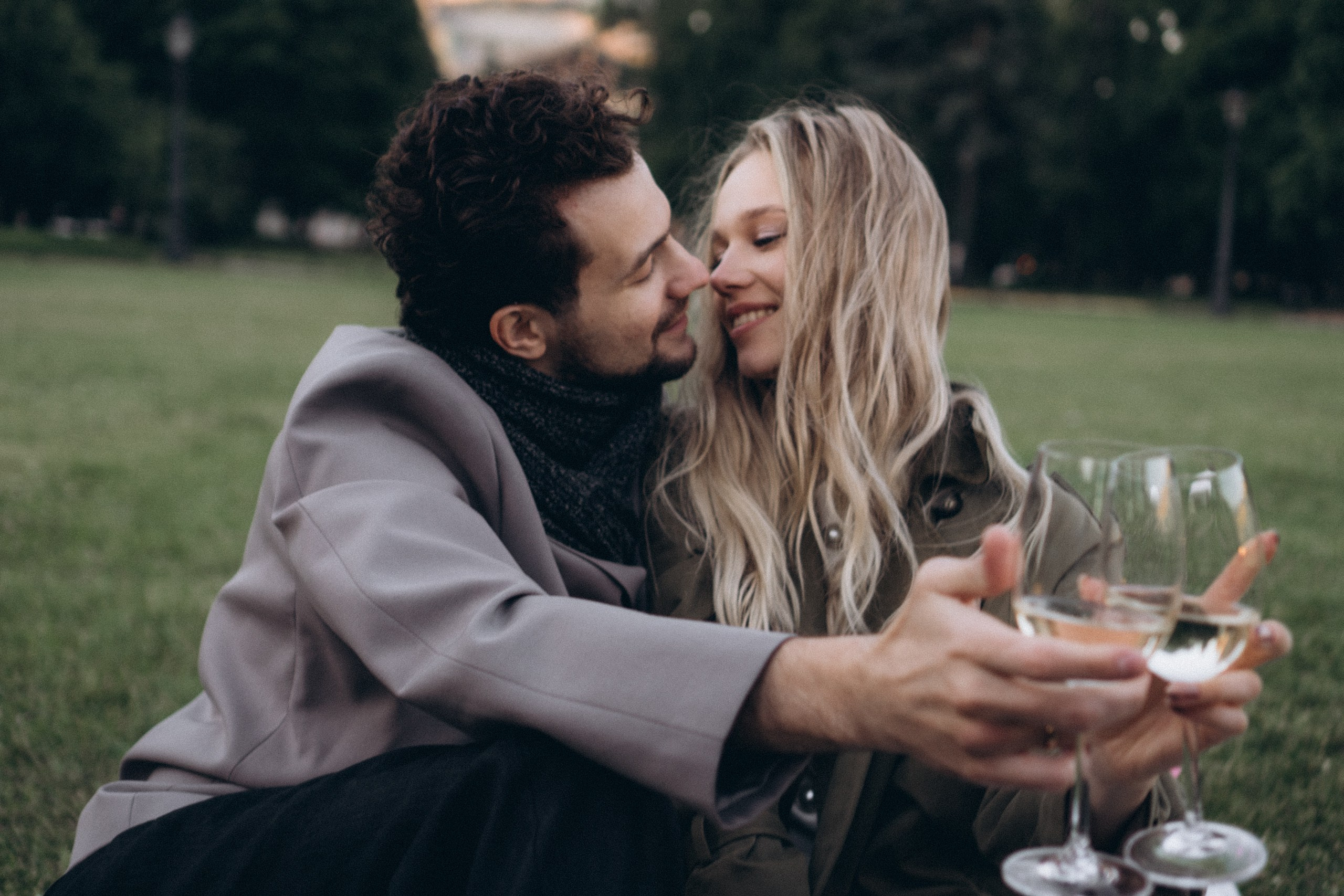 СВАДЕБНАЯ СЬЕМКА ПАРЫ НА РАССВЕТЕ В БЕЛЫЕ НОЧИ И ПРОГУЛКА С РАЗВОДНЫМИ МОСТАМИ И ПИКНИК ВОЗЛЕ ИСАКИЕВСКОГО СОБОРА. Профессиональный фотограф, Санкт-Петербург — Виктория Богомолова