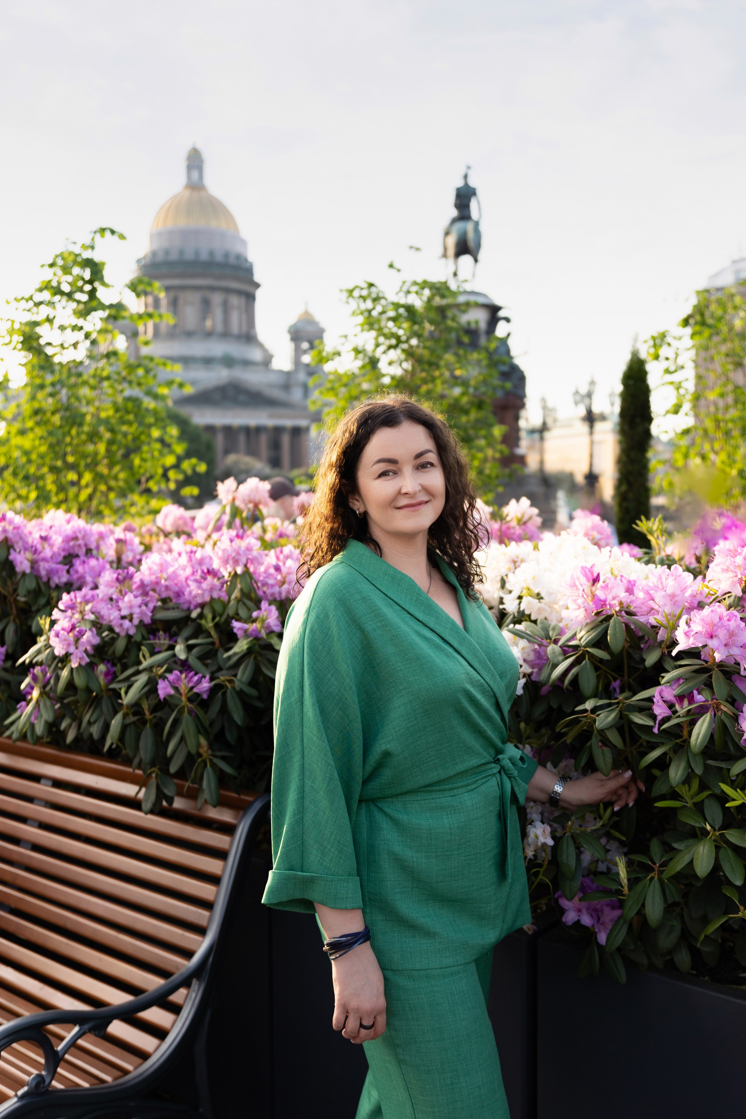 Фотопрогулка в центре с букетом красных роз. Семейный и свадебный фотограф в Санкт-Петербурге Татьяна Швыкова