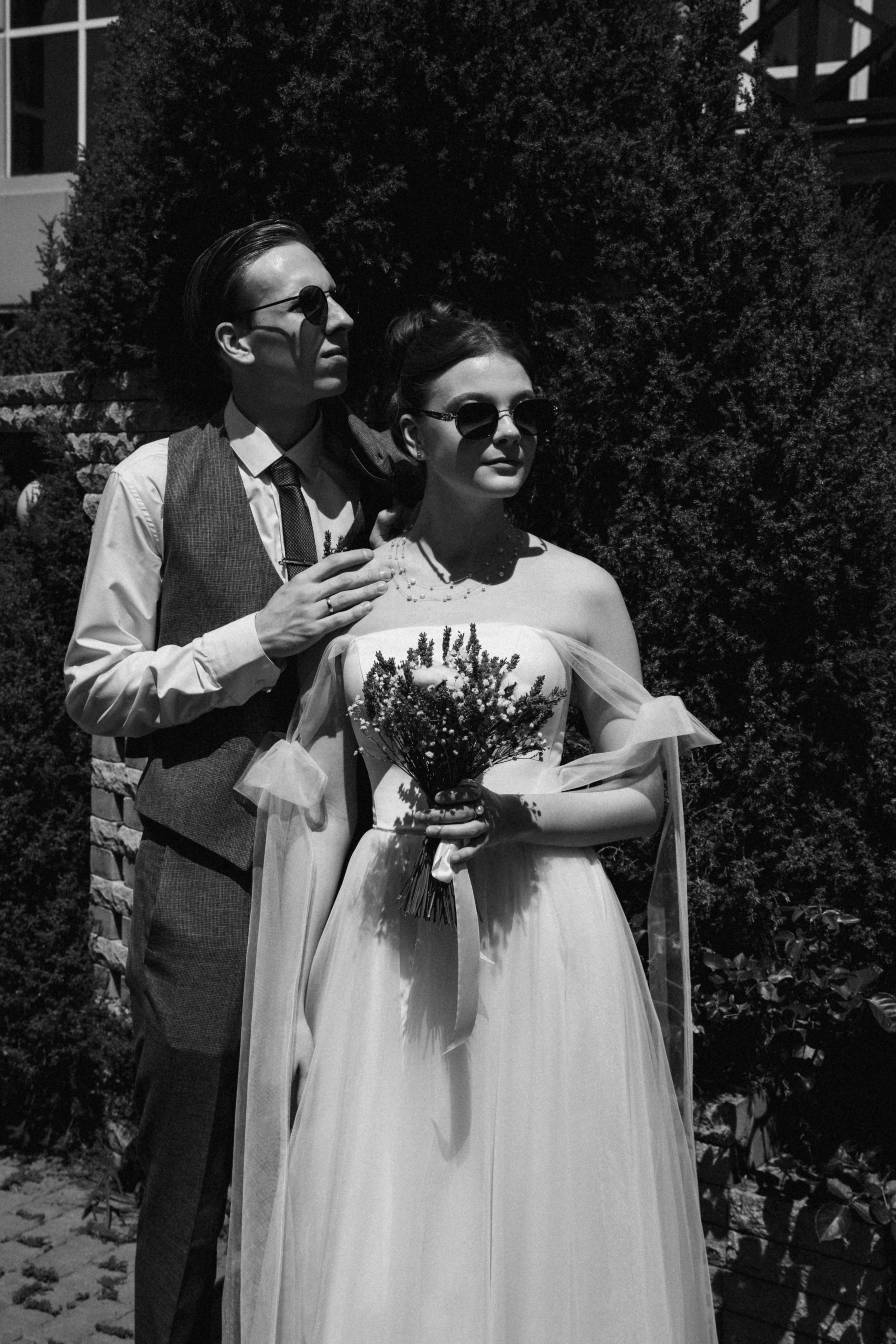 Стильная и Мартин на фоне старинной архитектуры, стильная съемка.