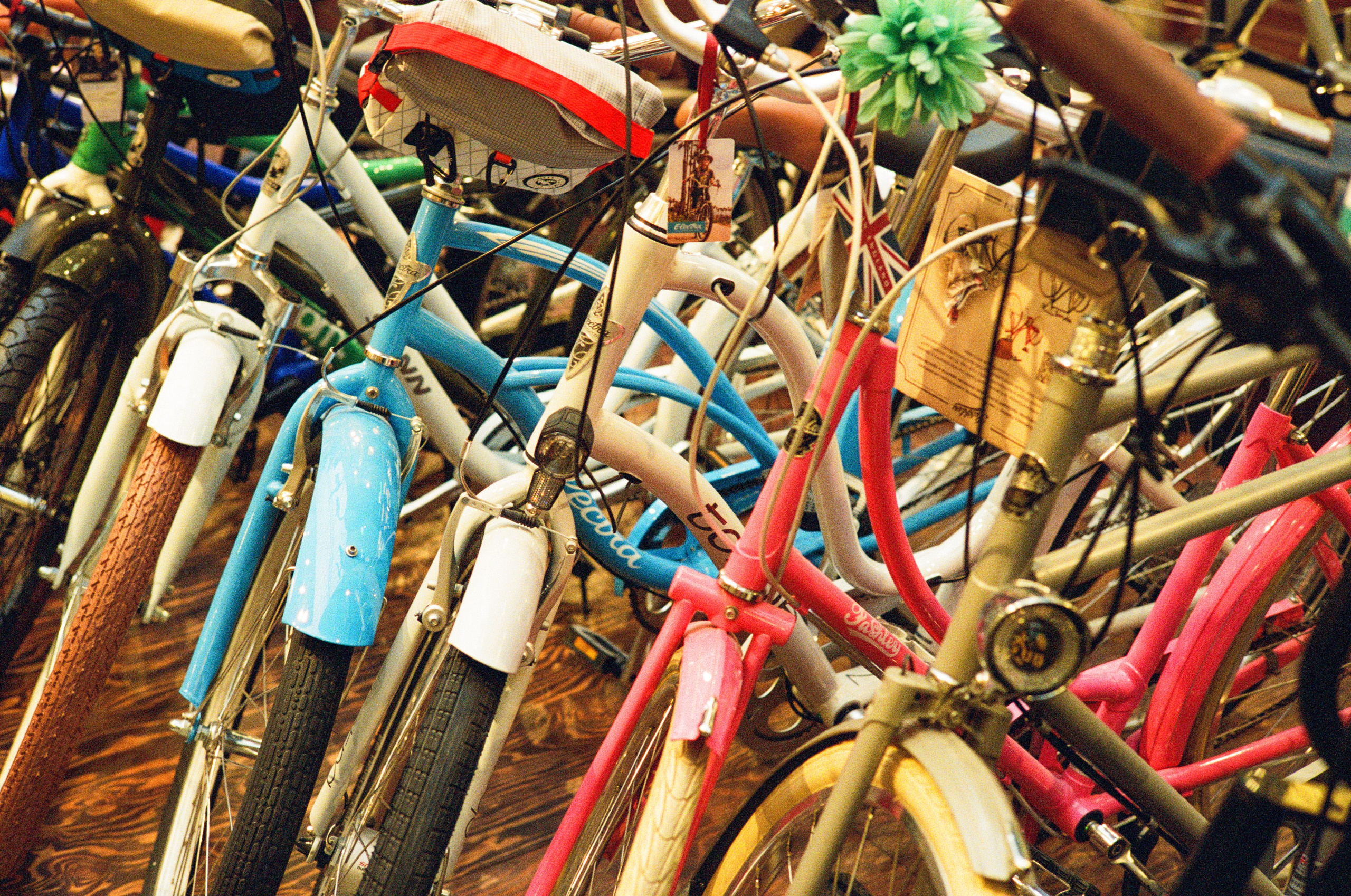 Витрина с велосипедами в ГУМе