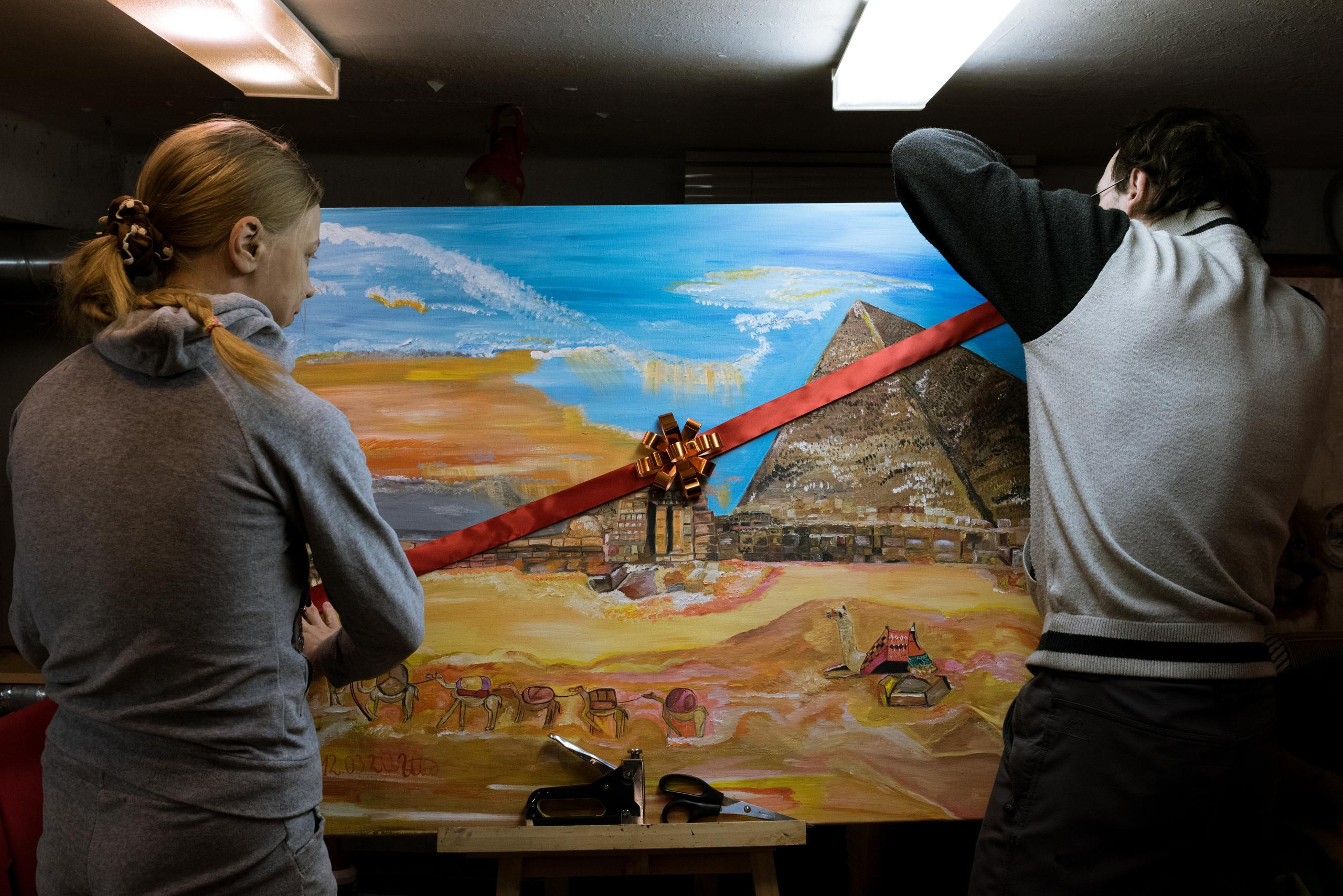 "Привет мой дорогой дневник!))) Я вчера была на диализе, потом еще работала. Сейчас у меня интересно получается «Египет». Сейчас пошла очень тонкая работа. Как раз люблю в картинах детали. Картину делает интересной, когда в ней больше деталей. *неразборчиво*.»