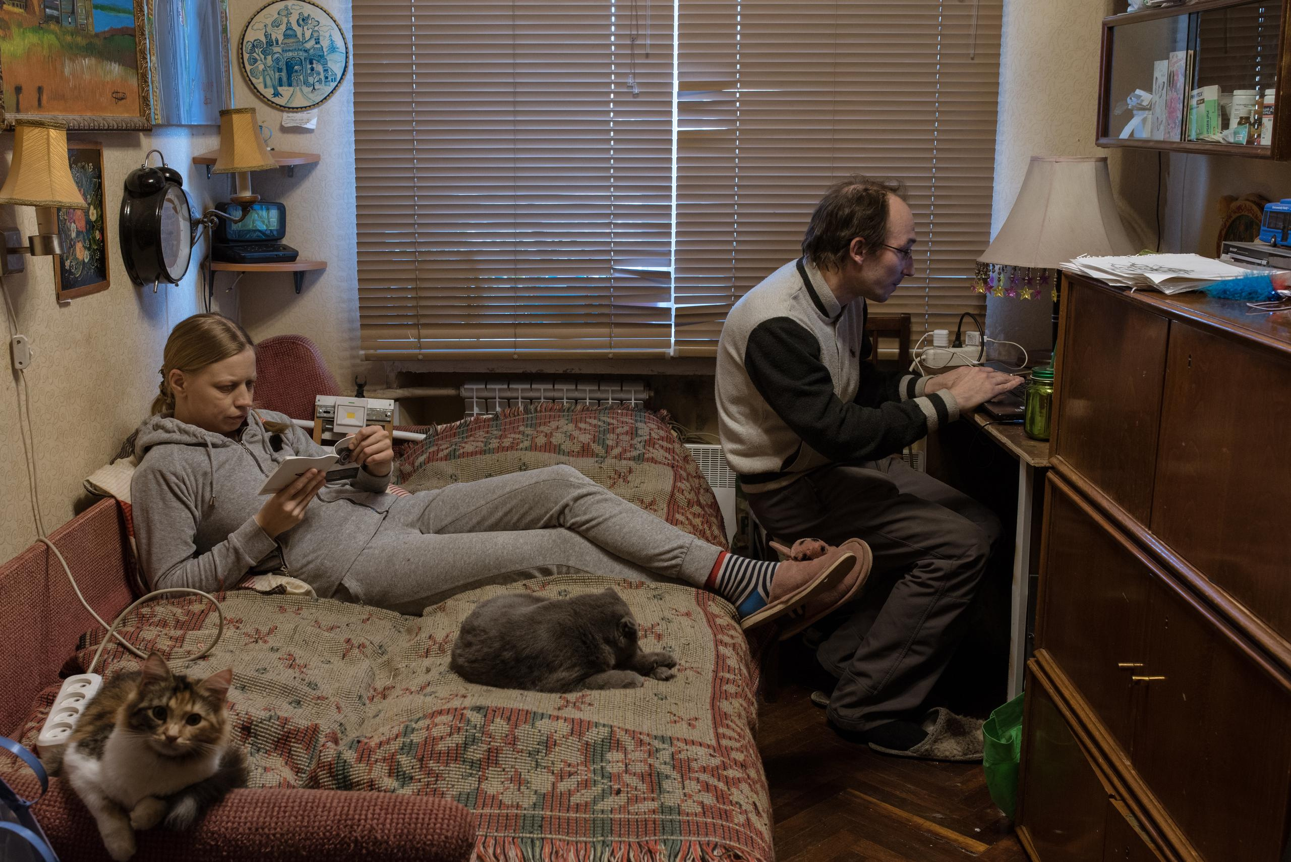 «Всегда мечтала назвать свою дочку Надей. Но не судьба. Сейчас я не в чем не уверенна. Даже если снова выйду замуж меня бросят. Я не боюсь. Главное дожить до операции. И купить маленький домик, о котором я мечтаю с детства))) Я не понимаю одного. Зачем парни мучают избранниц. Хотя совершенно думают о другой. Потом же сами своими истериками все и рушат. Хотя один жених который слушал свое сердце и разум..обидно очень…что мы потом из за таких страдаем. Почему я не могу так поступить???!! Да и может это к лучшему!!!))) надо иметь совесть. «Не слушает, что говорит», «главное иметь свое сердце и разум», «можно задуматься о многом», «так разбито сердце».