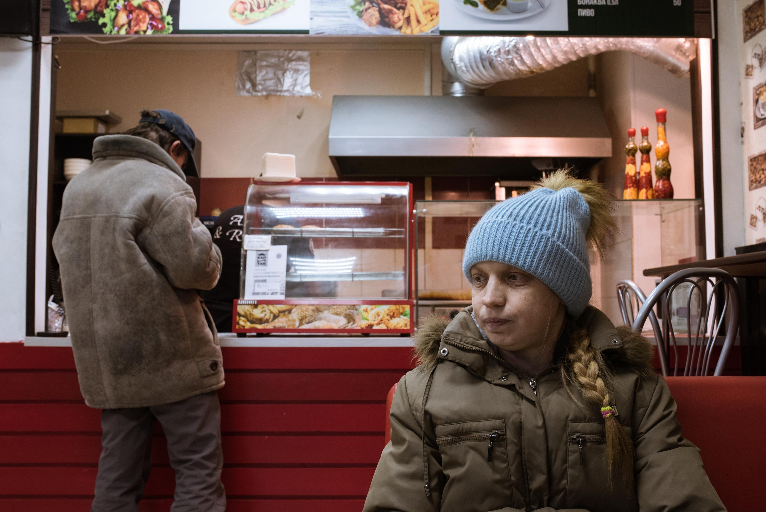 Летом пара планирует отпраздновать свадьбу. «Пусть стоит, может у нас будет ребенок, вот будет хорошо», говорит Лена Вале, когда мы проходим мимо старой коляски в подвале одного из подъездов, оборудованного под велостоянку. Неосложненная доношенная беременность возможна не меньше, чем через два года после трансплантации почки, при условии, что она прижилась и орган функционирует нормально. Сколько придется ждать трансплантации – неизвестно, в России разрешена только трупная пересадка или пересадка от близкого родственника. Лена показывает мне свою руку, покрытую фистулами. Фистулы – сшитые сосуды для введения толстой иглы, это единственный способ обеспечения достаточного кровотока для выполнения процедуры гемодиализа. Сколько еще предстоит ждать подходящей почки – неизвестно. Недавно Лене исполнилось 30 лет.