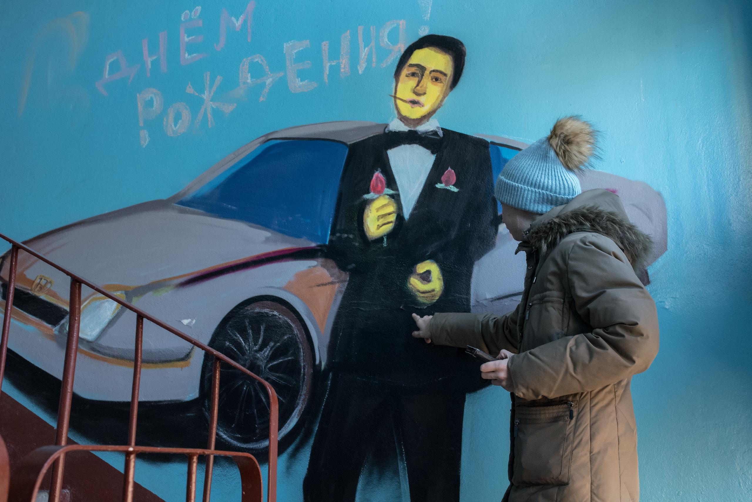 «Я сегодня как всегда рано проснулась. Меня никто не обнял. Стало на душе грустно. Я так устала с процедуры. Дописать картину. Приготовить рыбный суп. Отдохнуть. И снова на диализ, в субботу. Потом два дня отдыха. *нрзб* Как говорится на сильно мил не будешь»У Лены остался наркозависимый брат, с которым Валентин не хочет иметь никаких дел, и пьющий отец. «Мой батя хоть и пьёт, но хотя бы не бросил меня», рассказывает она о нем.