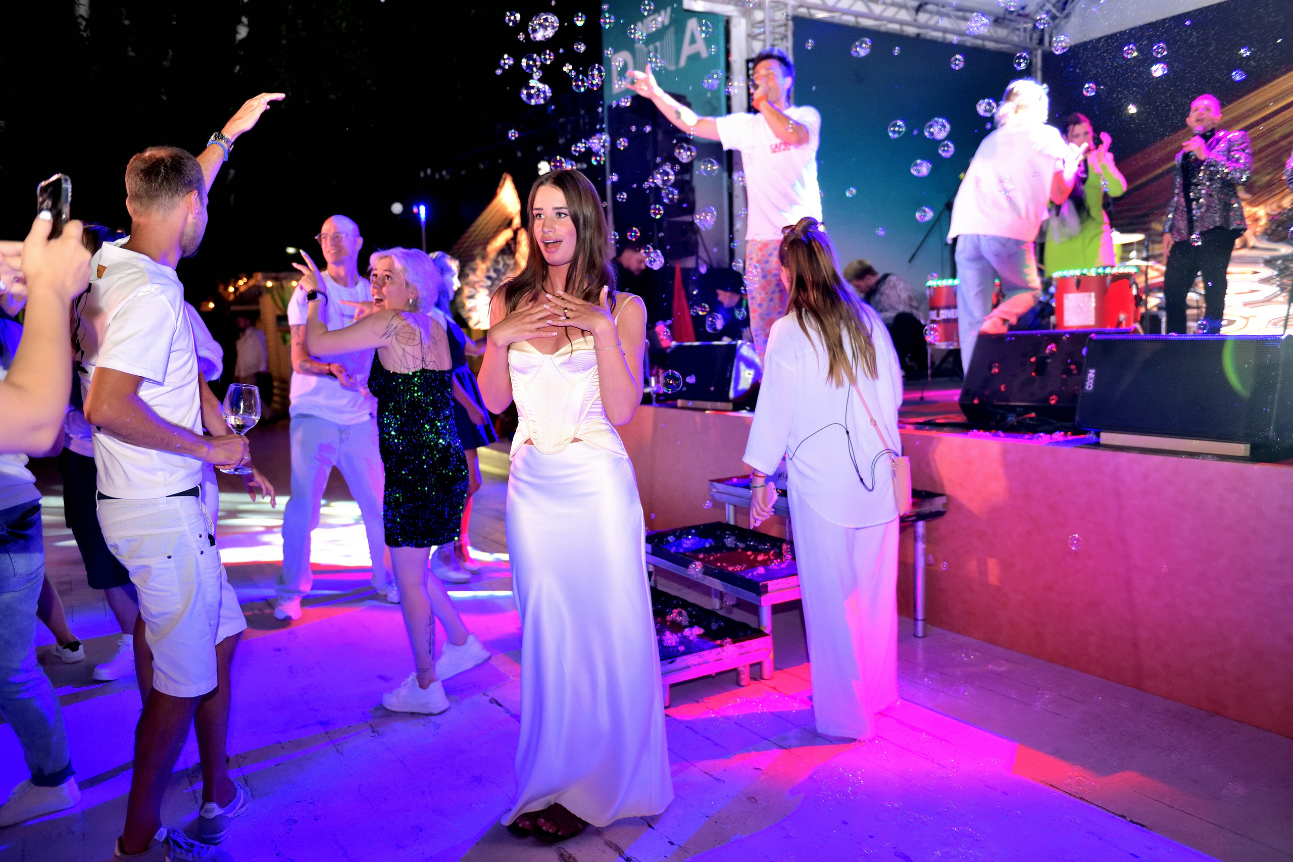 "Красивая девушка танцует на концерте".