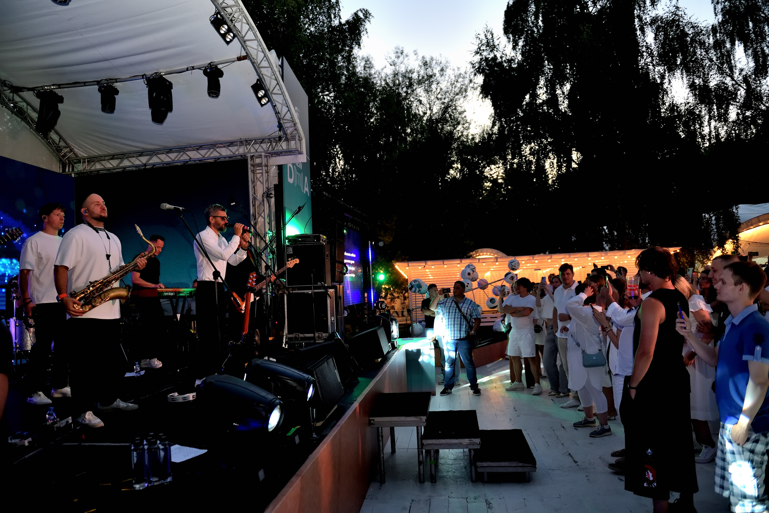 "Аудитория зажигает на выступлении группы".