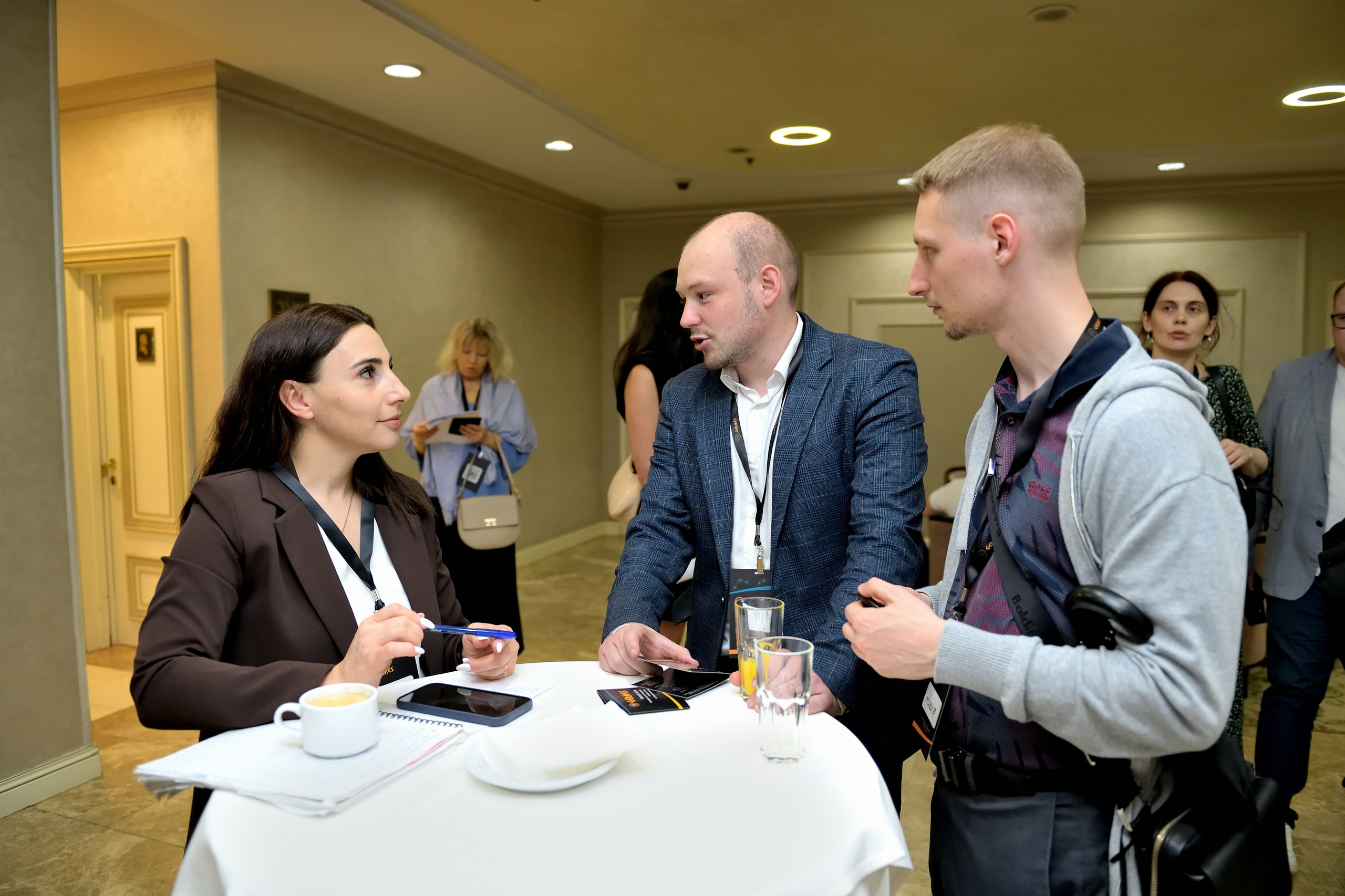 "Обсуждение во время кофе-брейка".