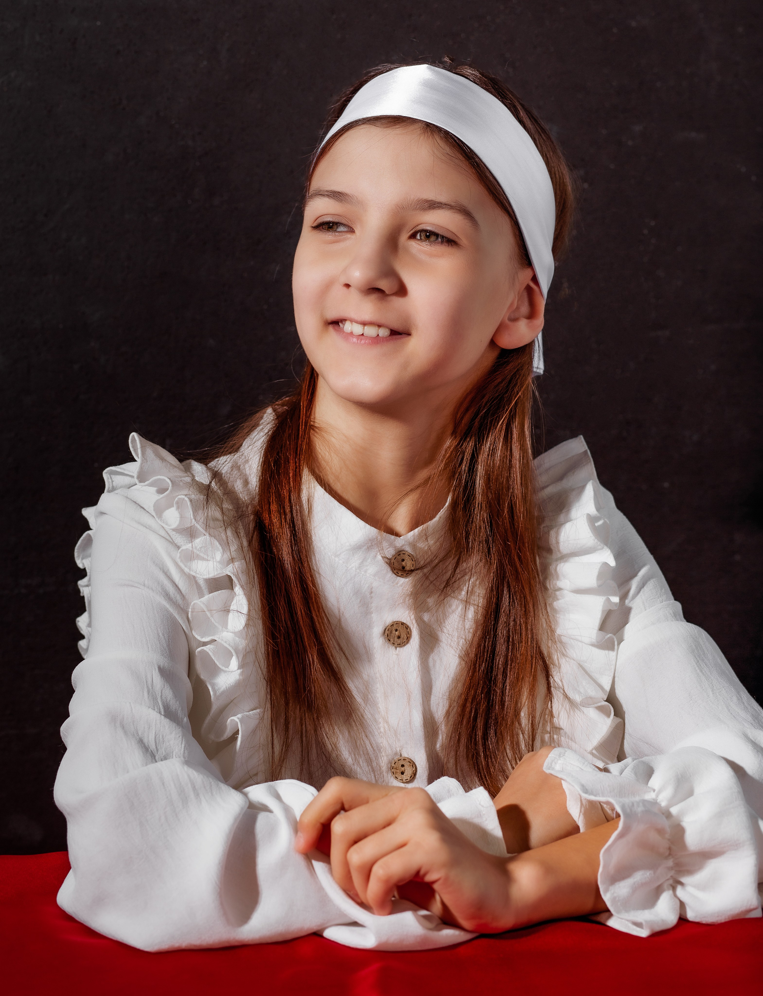 Портрет улыбающейся девочки.