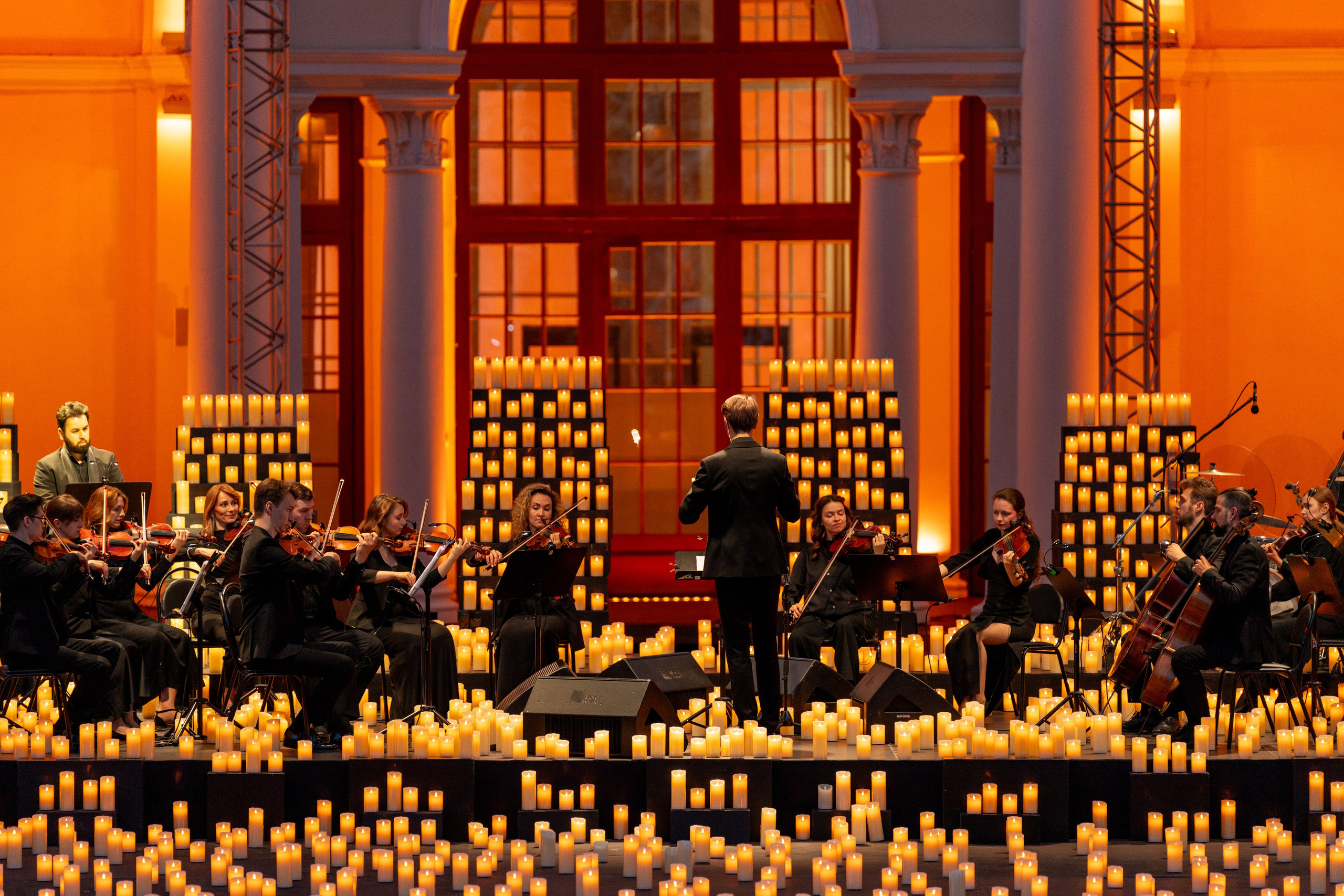 Симфонический оркестр Lumisfera при свечах. Фотограф Никита Комаров