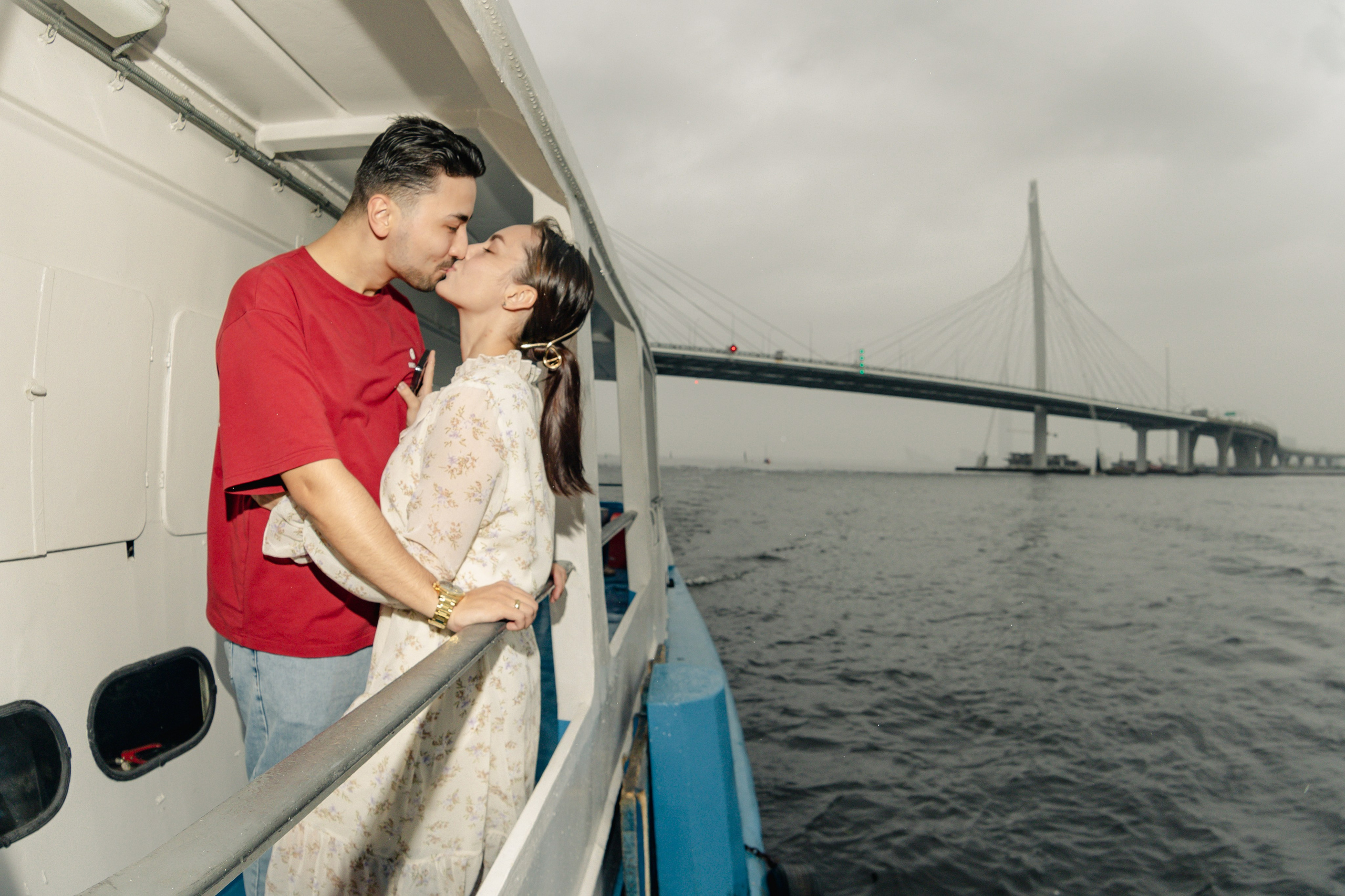 пара целуется на корабле