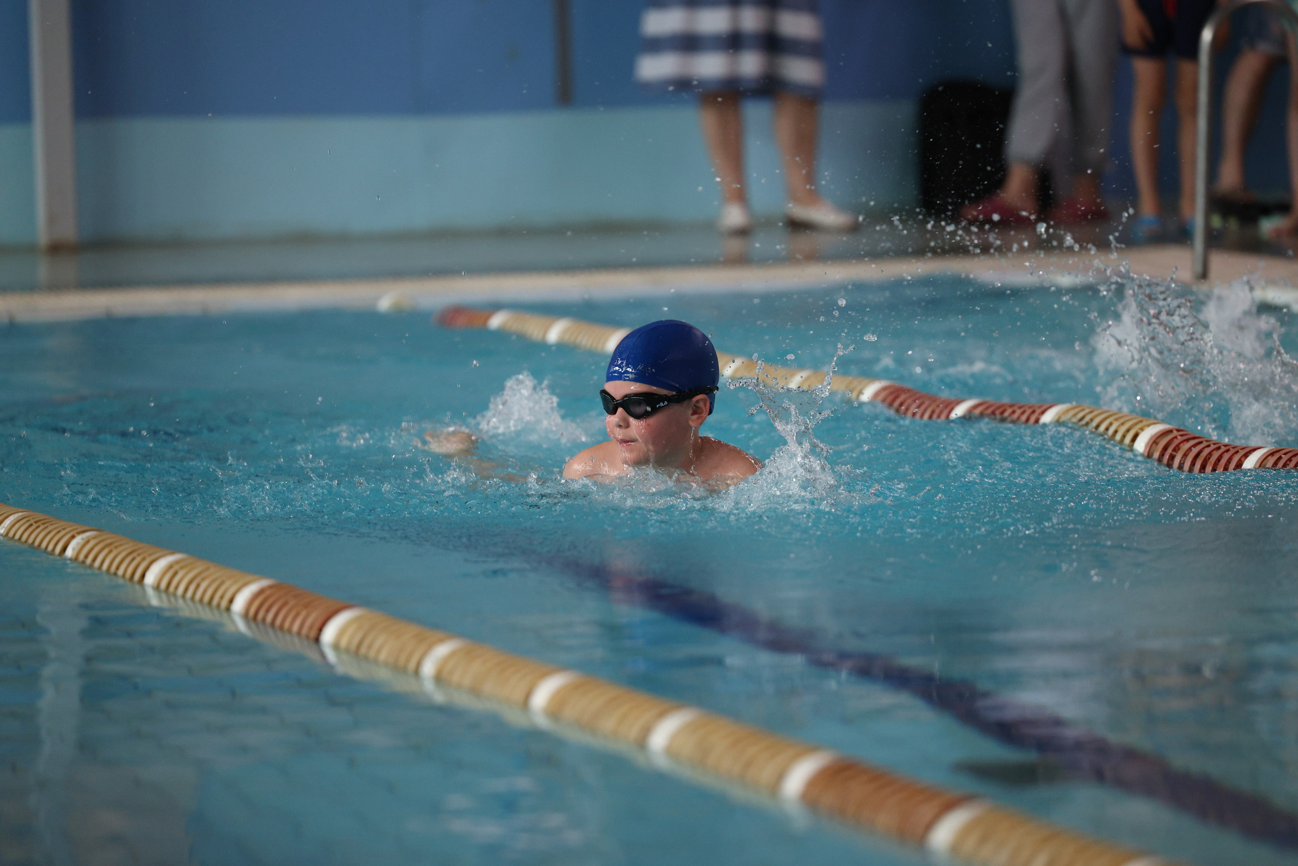 Веселый дельфин. Плавание. Дети 8-9 лет. Фотограф Александр Заломаев