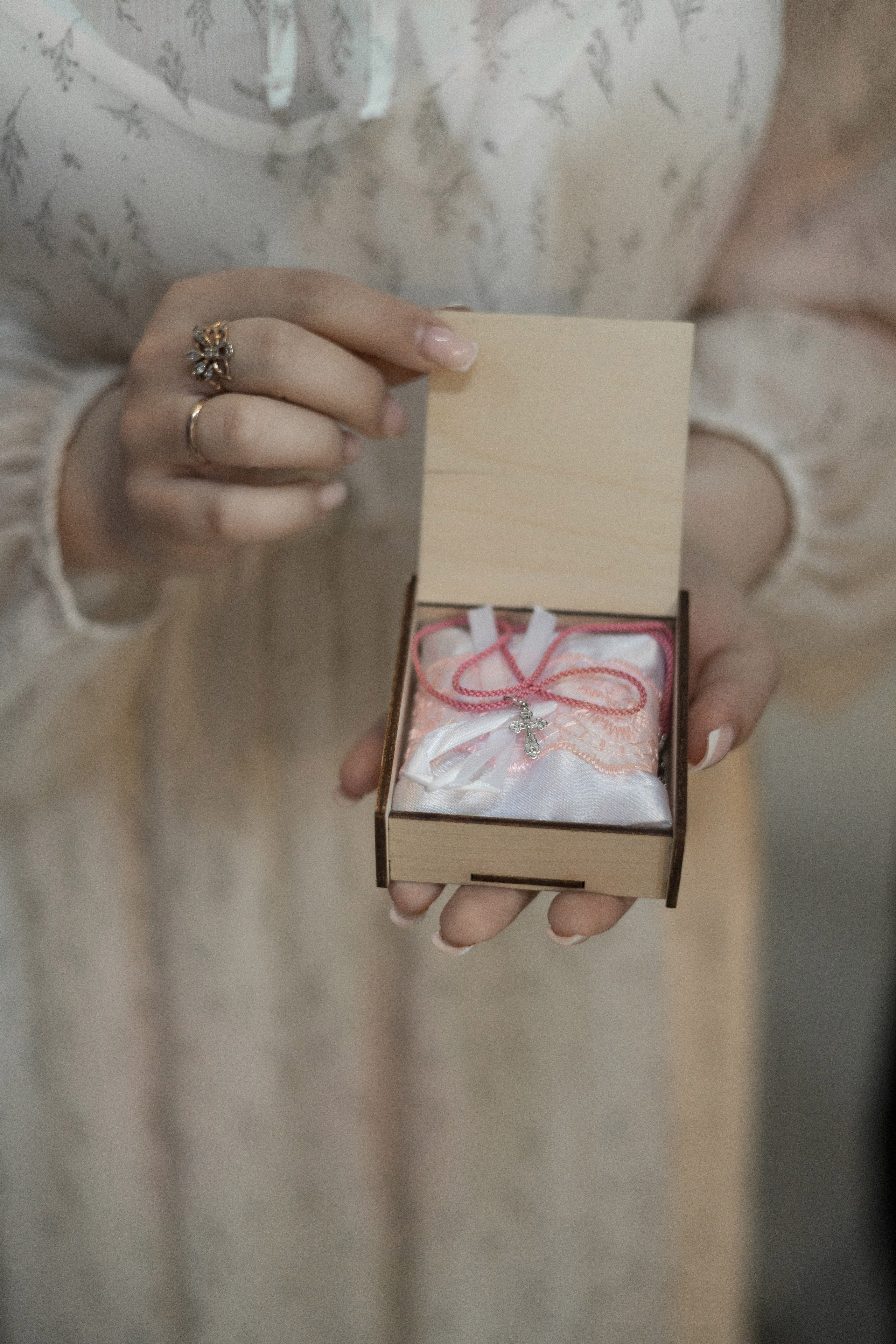 Крещение Миланы в церкви иконы Божией Матери / пасмурная погода. Анастасия Безуглова- свадебный фотограф в Таганроге