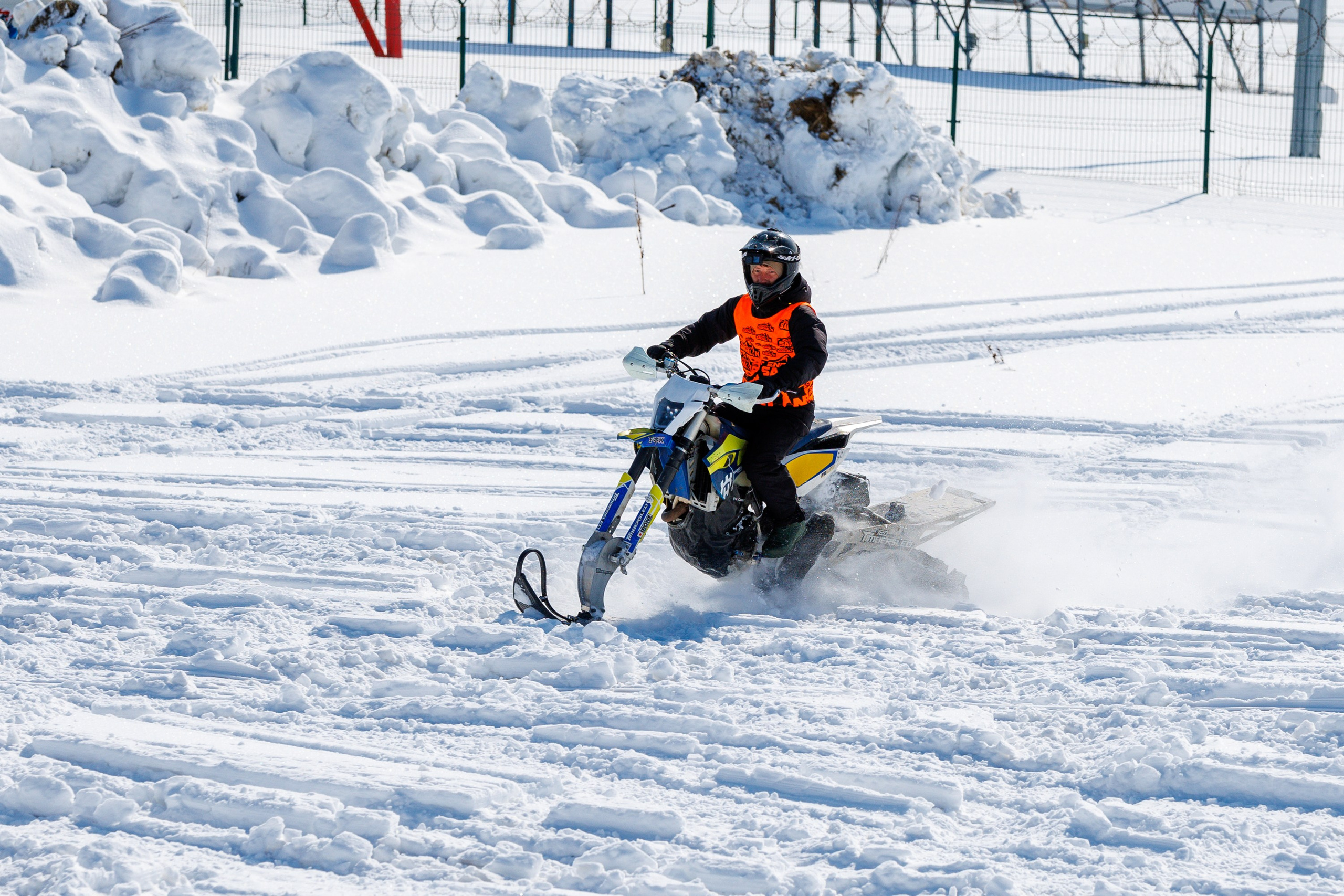 Чемпионат Экстрим Эндуро на сноубайках. Свадебный, семейный и репортажный фотограф в Южно-Сахалинске Артур Петросян