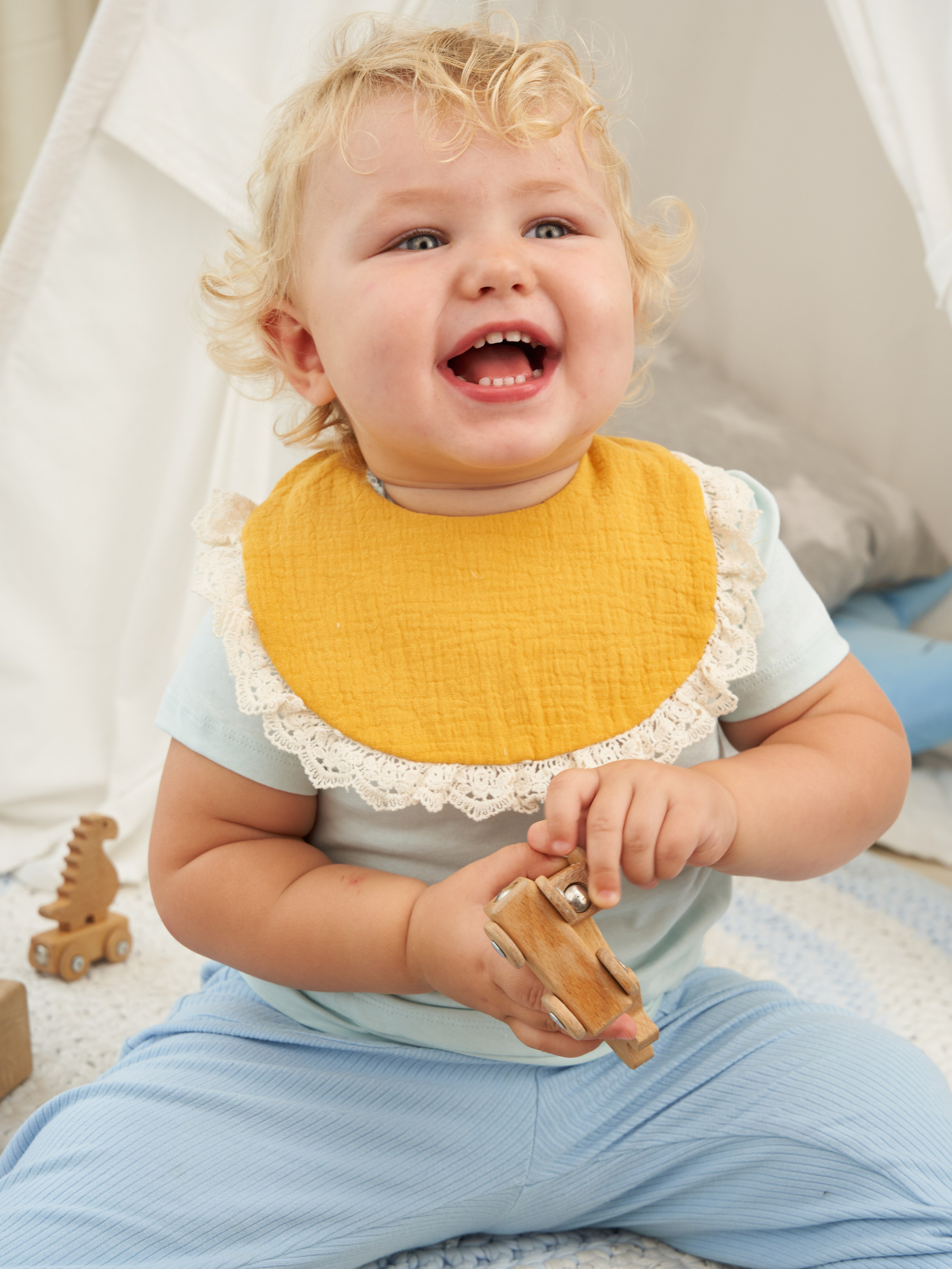 Съемка модели на нейтральном фоне для маркетплейсов.