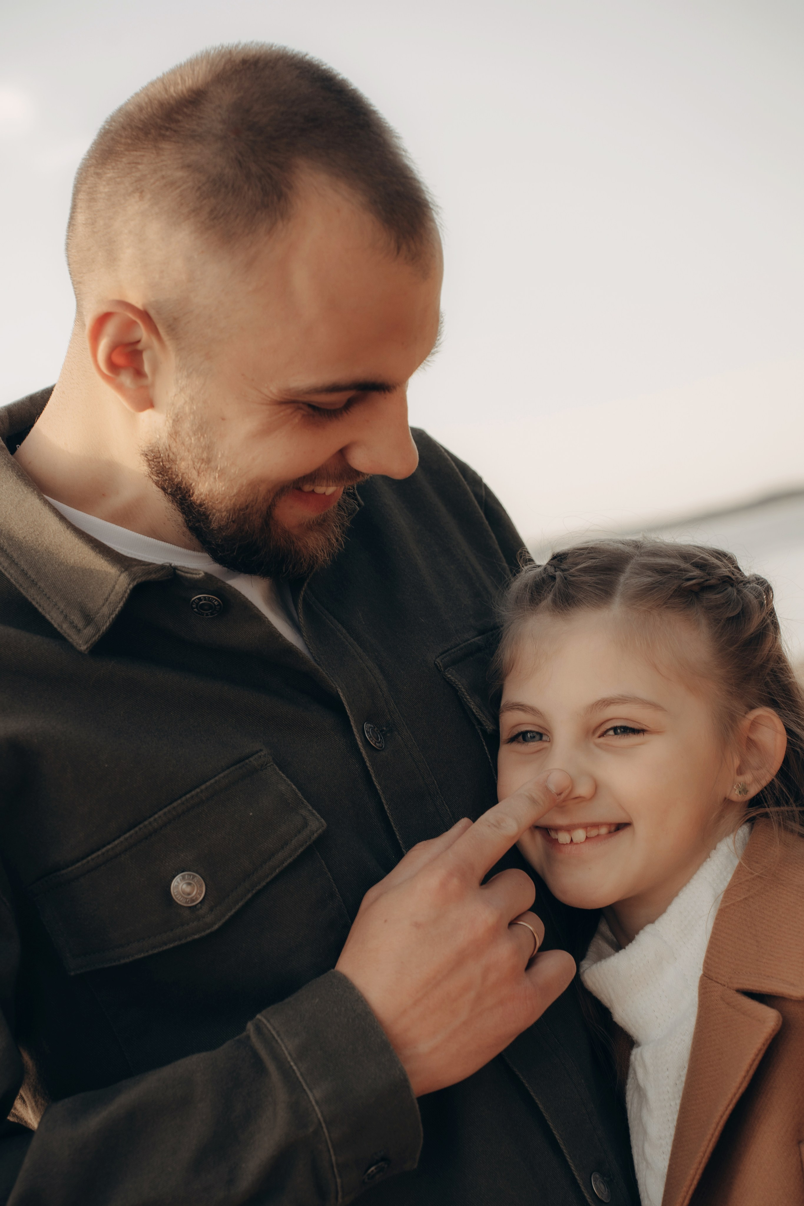 Весеннее тепло семьи на берегу Минского моря. Ваш семейный фотограф в Минске — Вика Трегубова