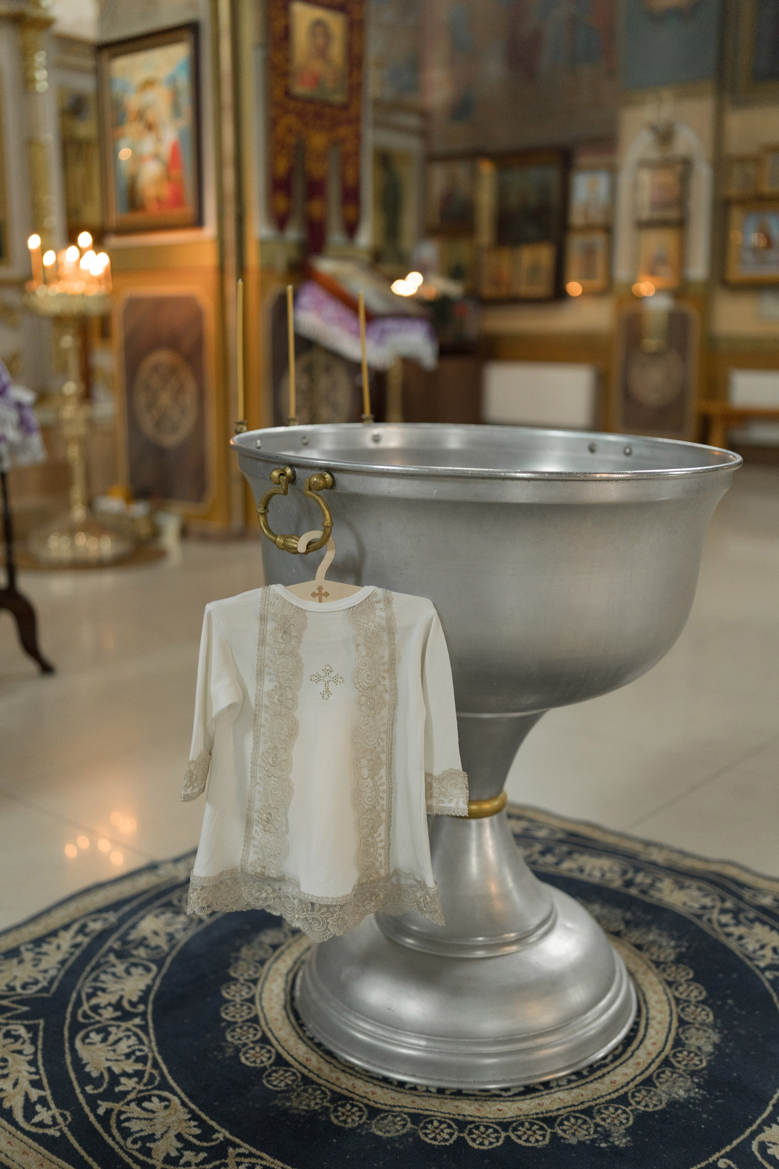 Крещение Миланы в церкви иконы Божией Матери / пасмурная погода. Анастасия Безуглова- свадебный фотограф в Таганроге