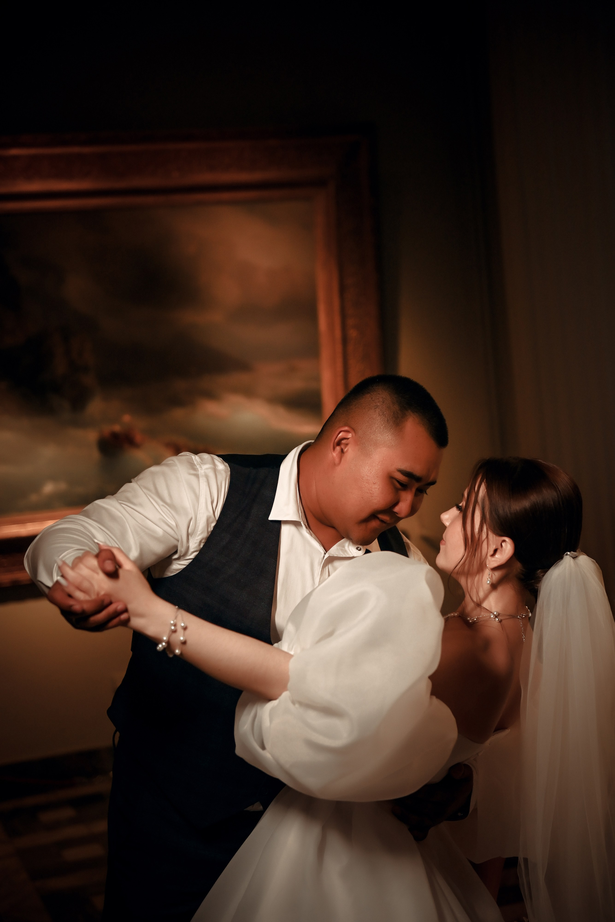 Небольшая свадебная серия в музее и прогулкой под дождем Эльмиры и Ризата. Свадебный, семейный, детский, контент фотограф в Омске Максим Ильин