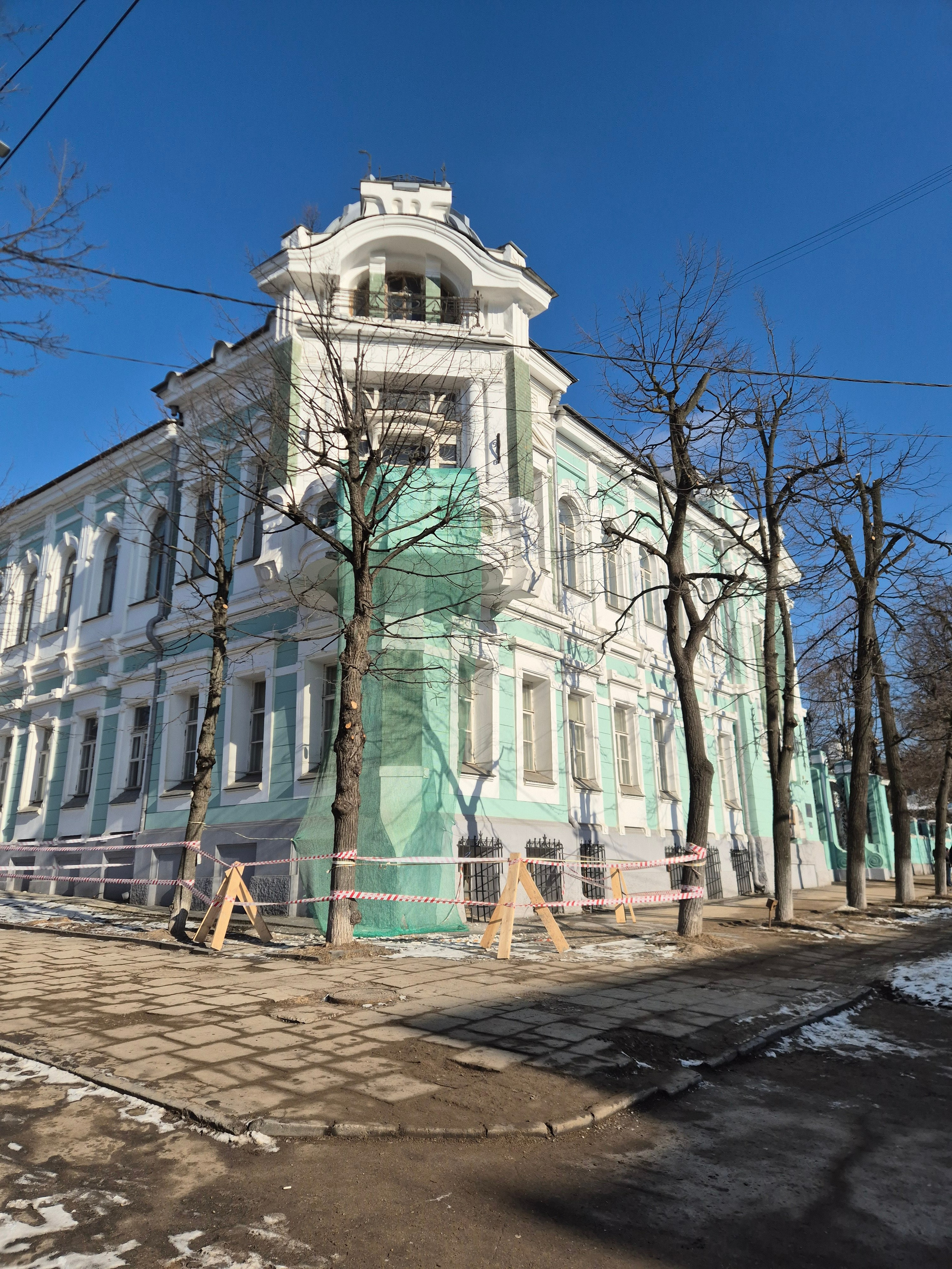 Мы приехали к 12 часам дня субботы и отправились по части маршрута. Дом И.Бурылина - фабриканта и мецената. В его особняк не попали - идет реставрация.