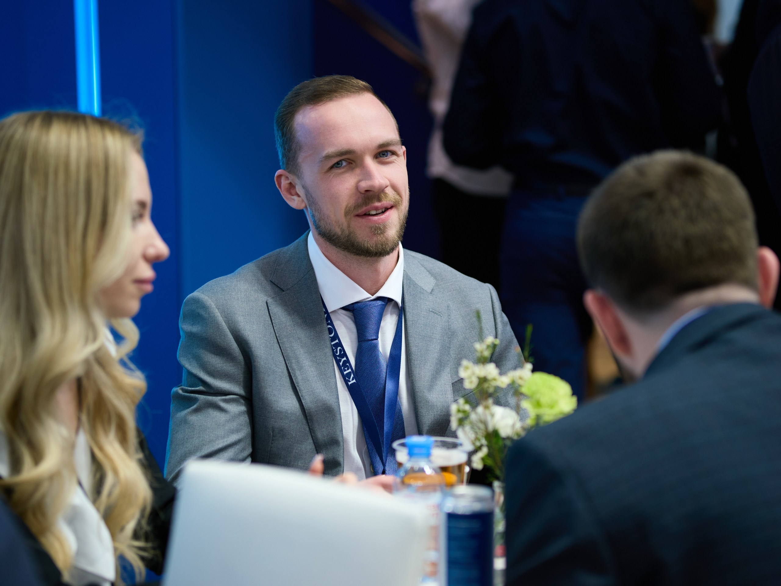 Фотография переговоров на стенде на выставке в Москве