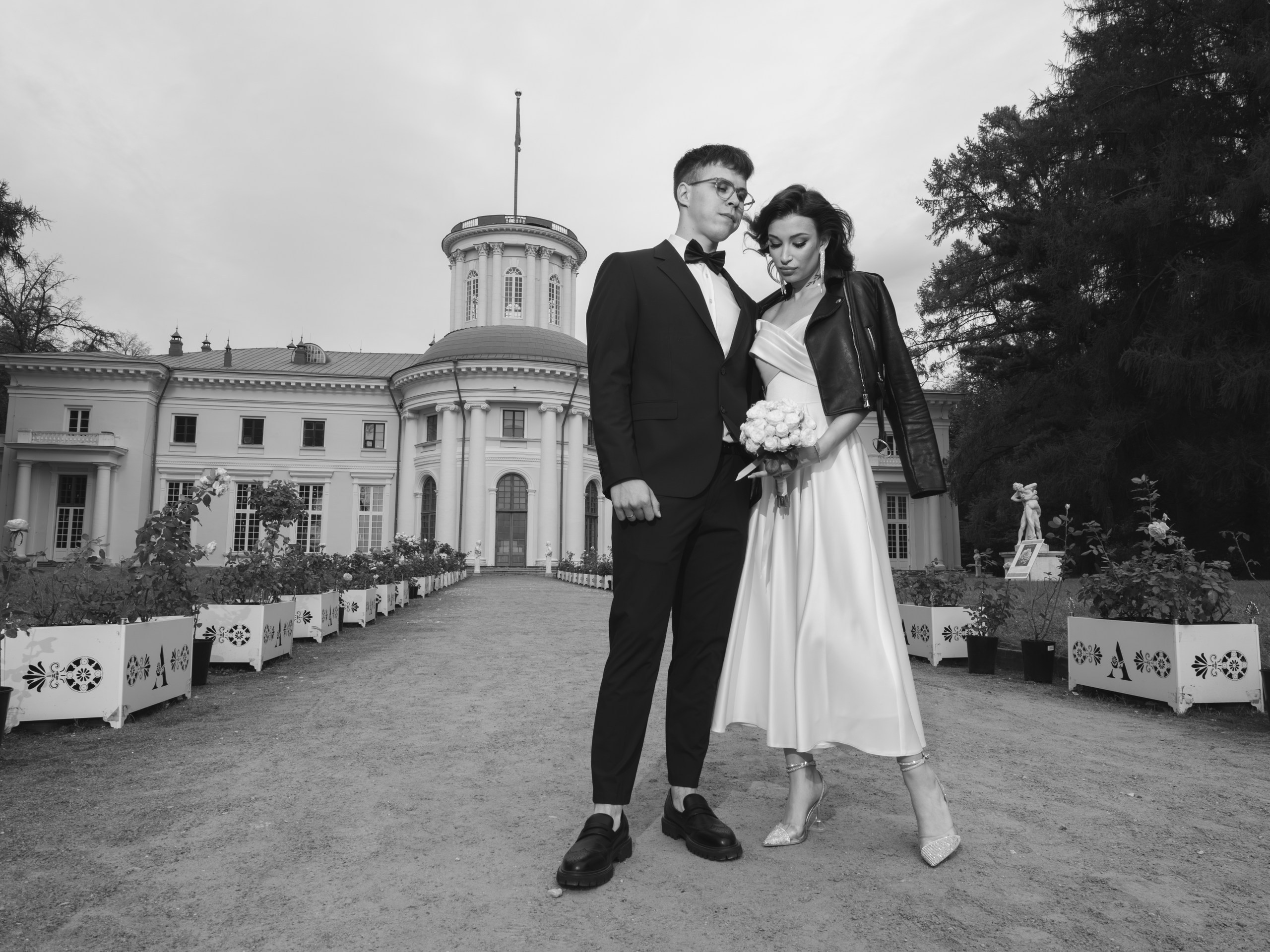 Фото молодожёнов после свадьбы в усадьбе Архангельское в Москве