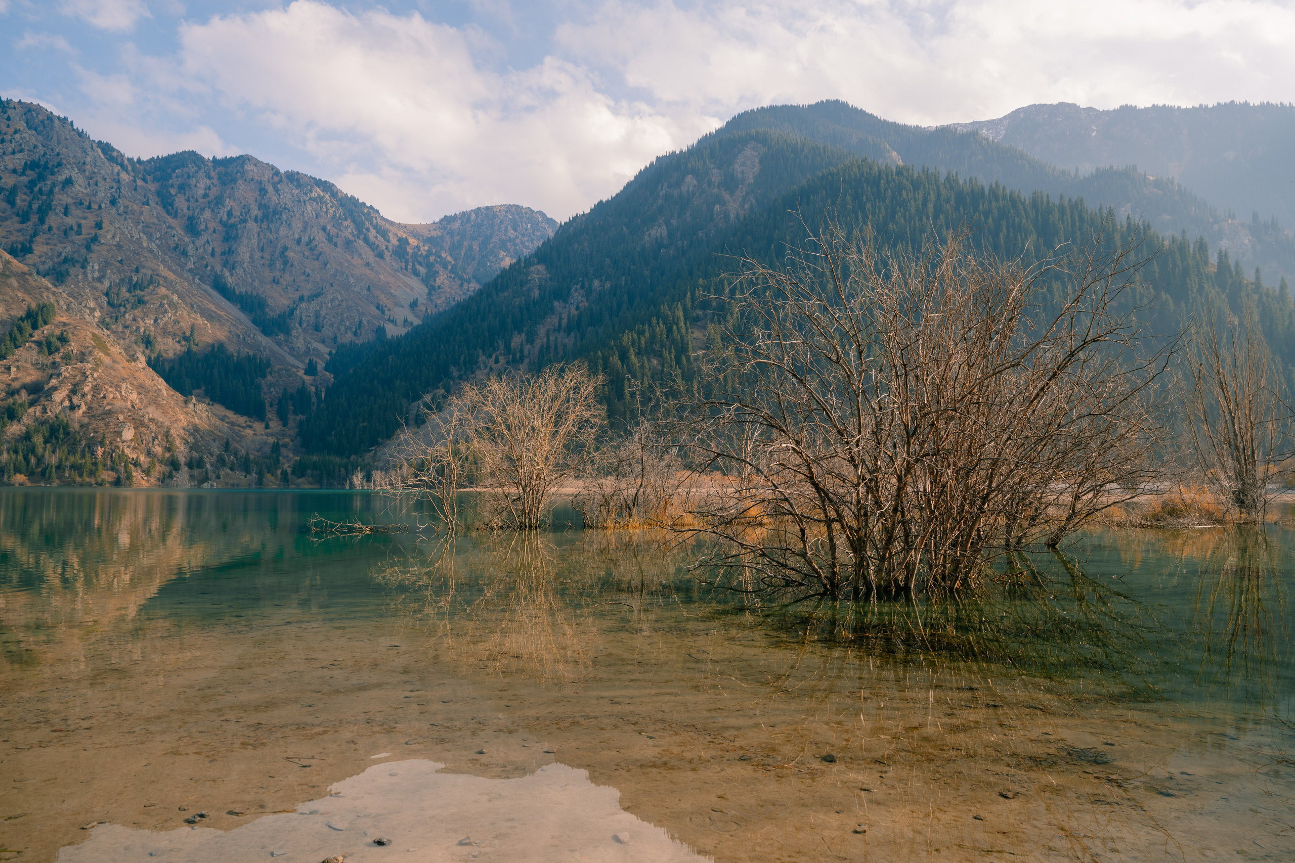 Озеро Иссык, осень 2025. Фотограф в Алматы — Алексей Коньков | Репортаж, свадьбы, портреты