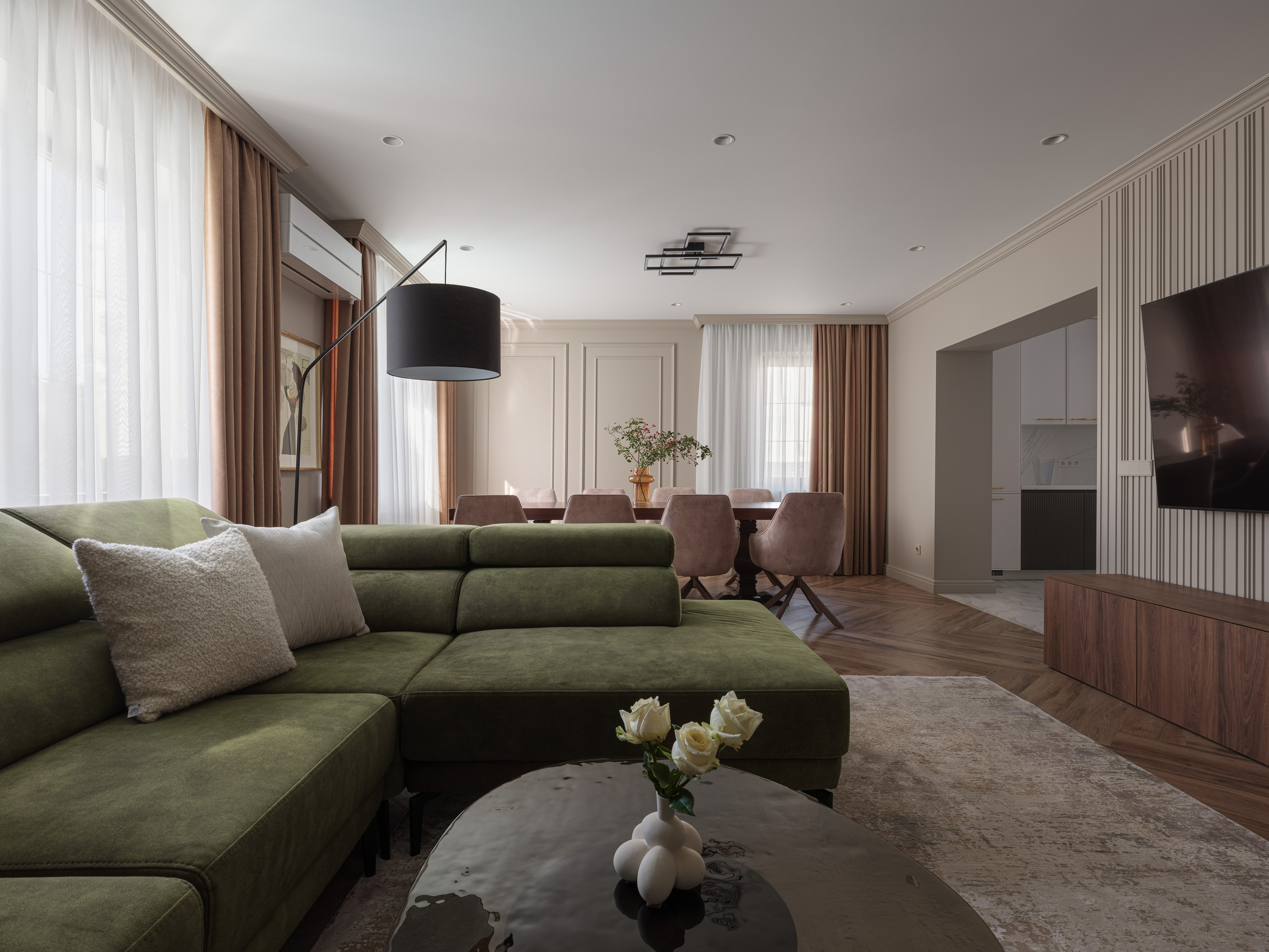 Современный дизайн интерьера гостиной с зелёным диваном и стильным декором, фото уютного пространства, созданного дизайнером Татьяной Диденко, сфотографированного Сергеем Денисенко и застилизованного Натальей Якушевой.