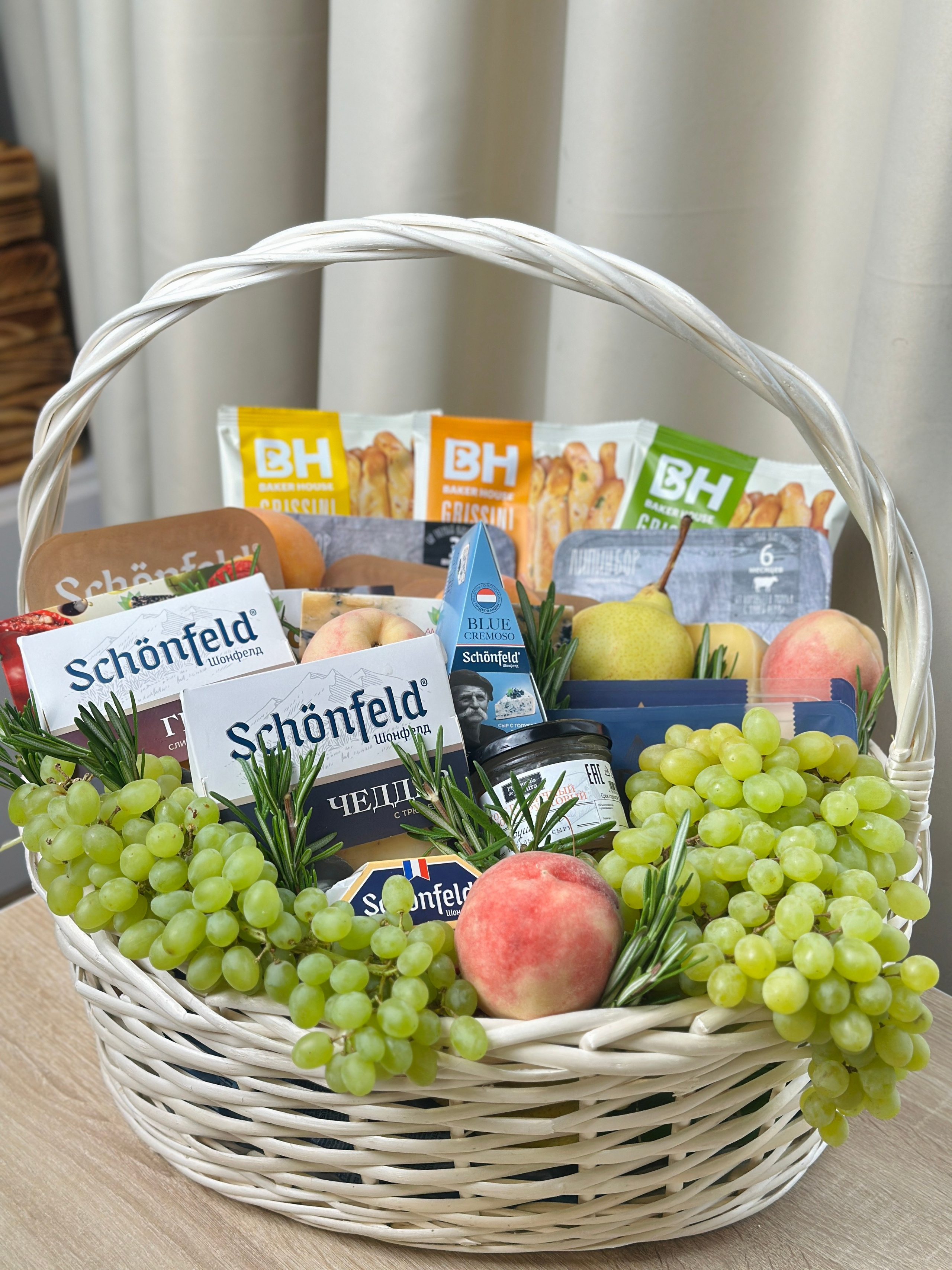 Корзины. Выездной кейтеринг, съедобные букеты, торты и сладости на заказ