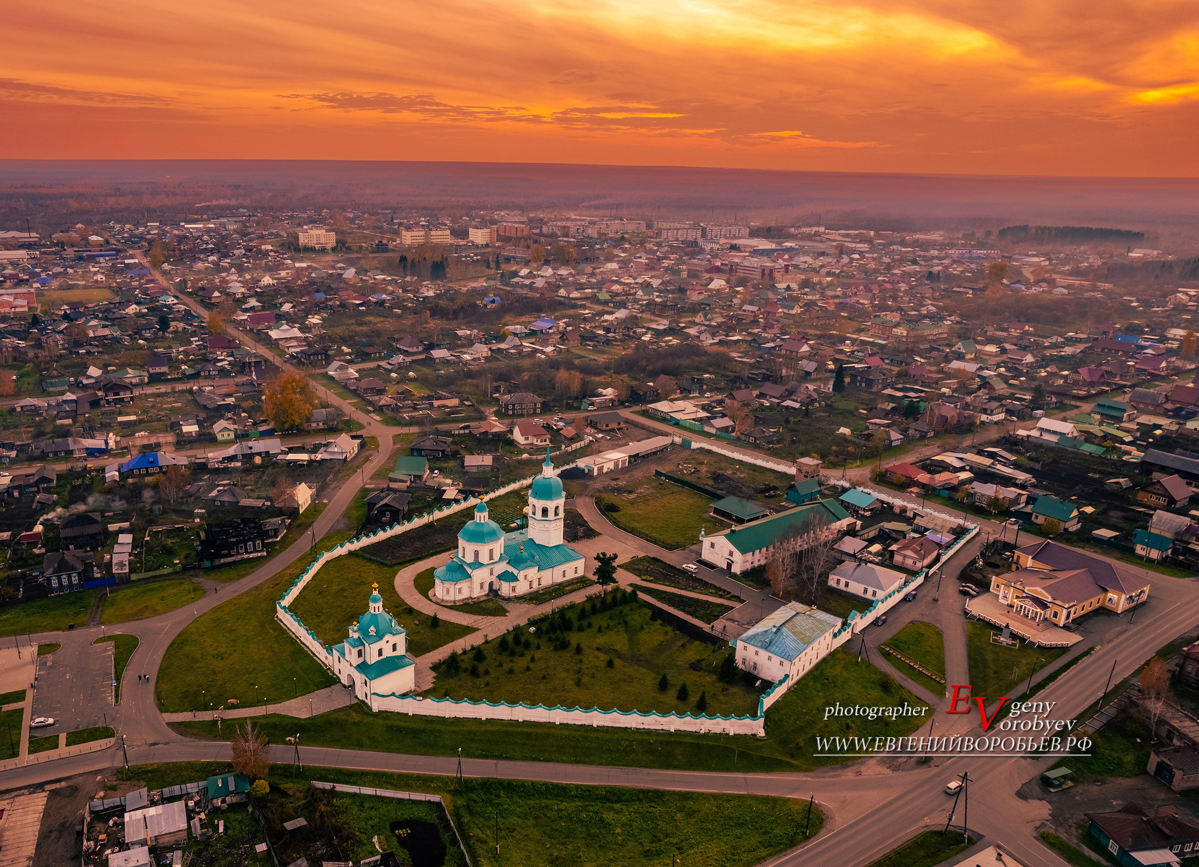 экскурсии Енисейск Красноярск аренда микроавтобуса трансфер индивидуальный тур фото набережная дегустация сибирской кухни интересные места что посмотреть куда сходить что посетить достопримечательности в Енисейске  храм церковь монастырь фототур  цена заказать экскурсию программа маршрут смотровые площадки видовые красивые места путешествие туристический маршрут 