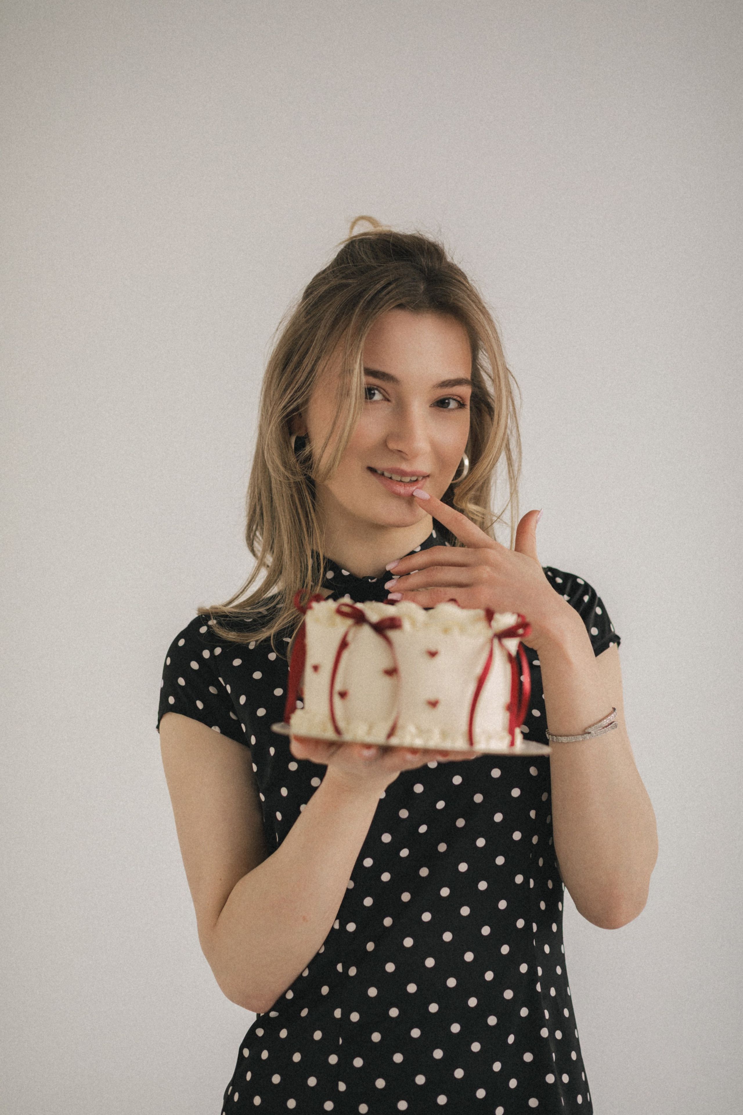 Фотосессия ко Дню рождения девушки в студии с тортом. Фотограф во Владикавказе Юрий Геворгизов