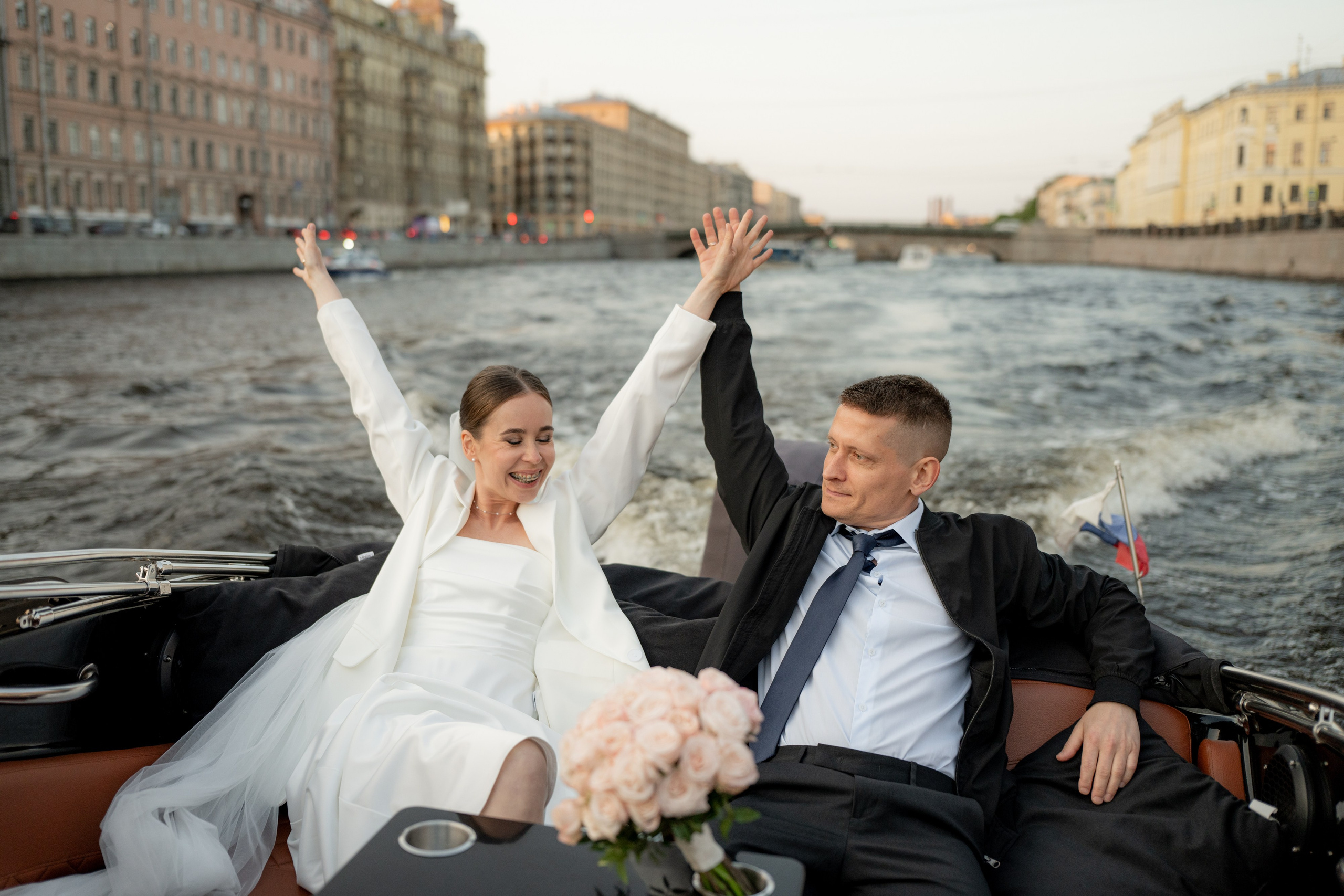 Красивые места для свадебной фотосессии летом в Санкт-Петербурге. Свадебный фотограф Александр Невский в Санкт-Петербурге