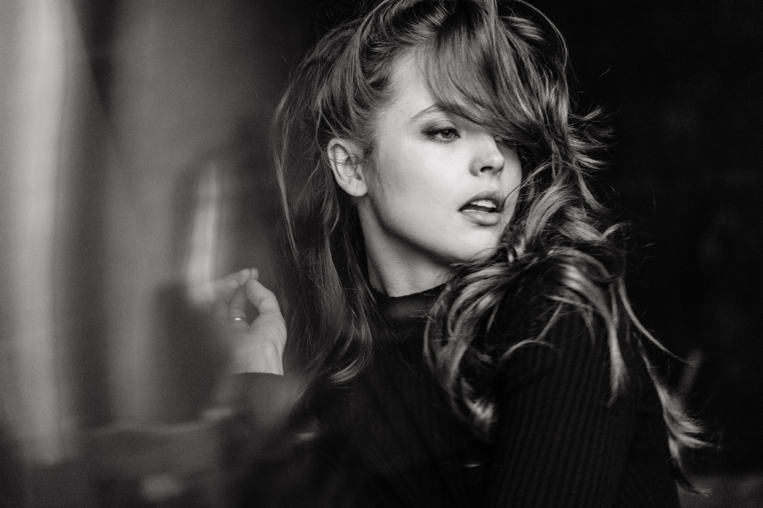 Художественный черно-белый портрет девушки в студии.