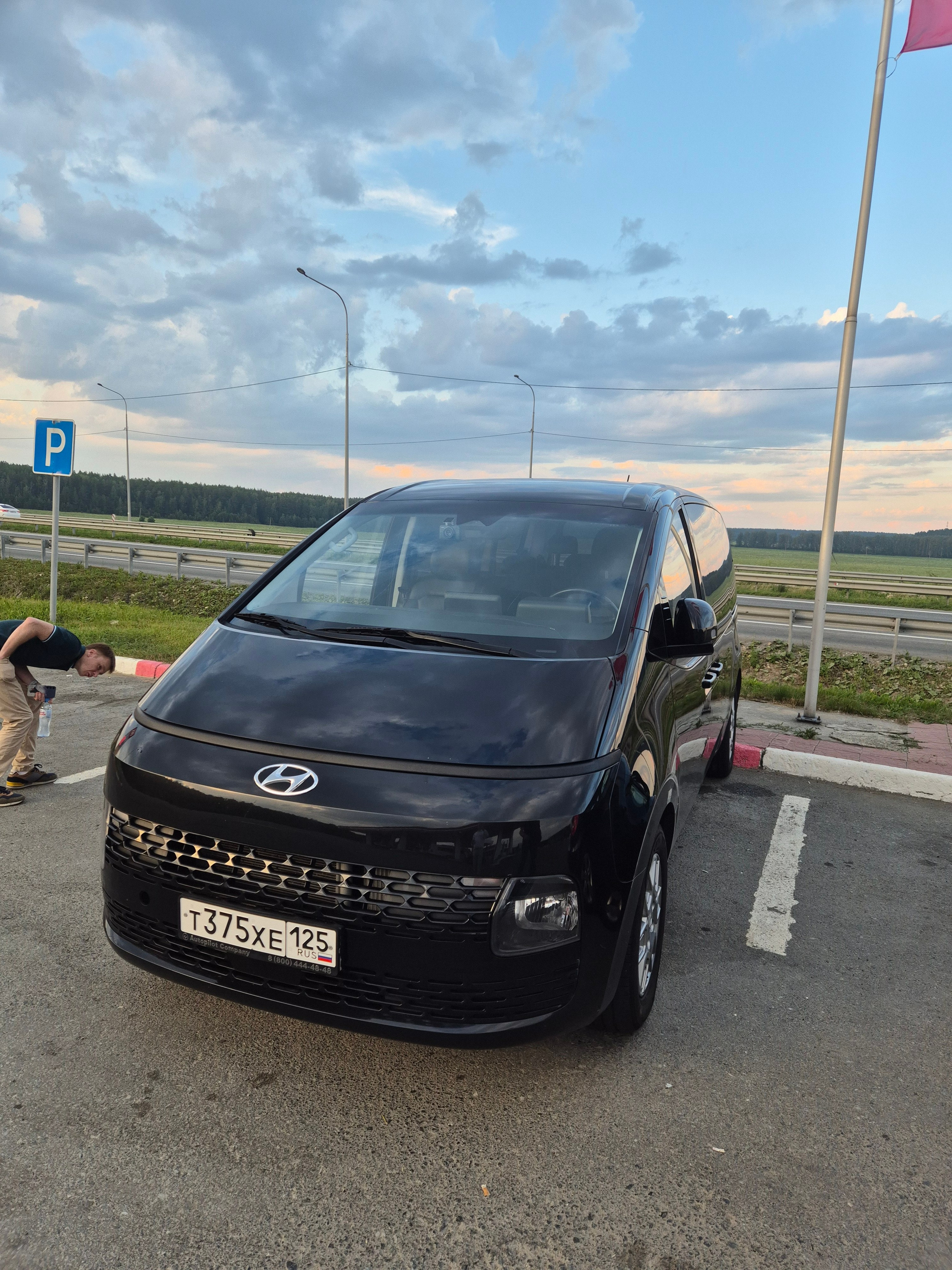 В четверг вечером взяли космолет в аренду и уехали на озеро - 3 часа пути