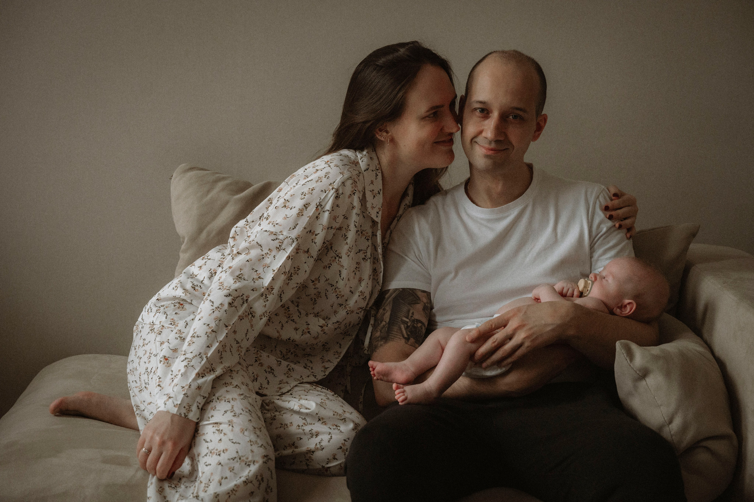 Семейная домашняя фотосессия. Профессиональный фотограф беременности в СПБ. Стильные фотосессии беременности в стиле минимализм и классическая фотография