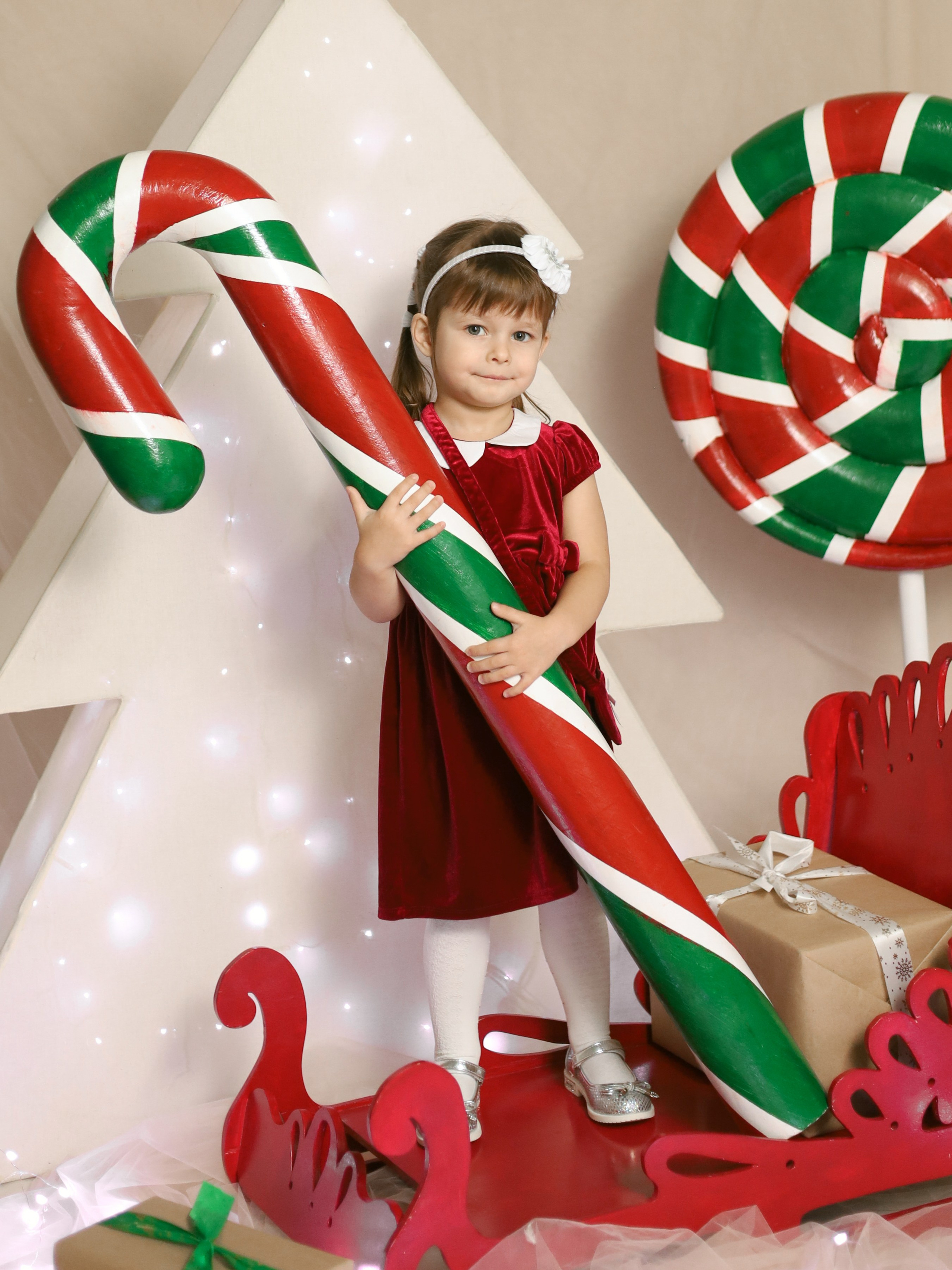 Общее фото в детском саду с выездным реквизитом в Тюмени. Выпускные альбомы в Тюмени для школ, садов, вузов спортивных секций