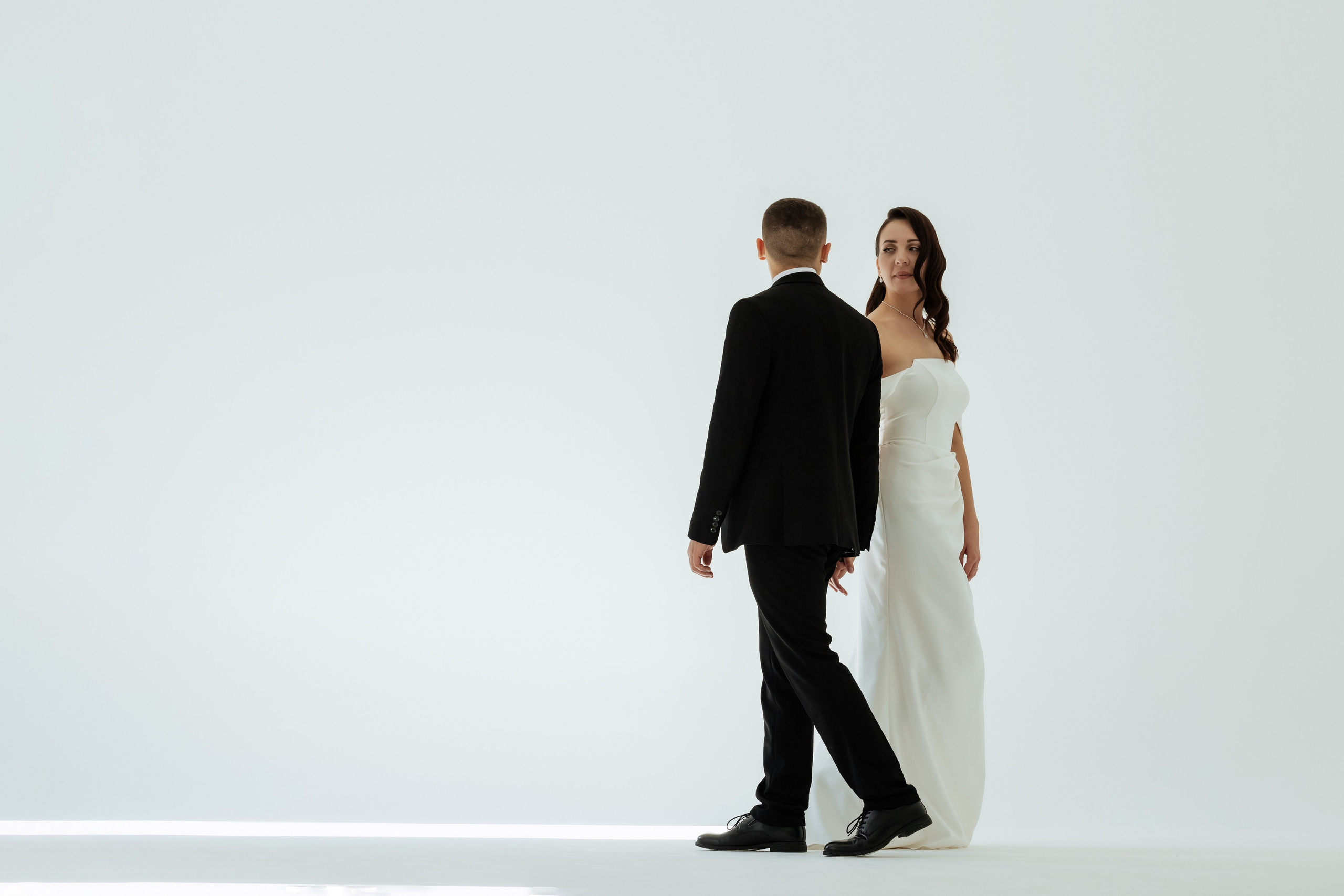 Студийная съемка молодожен на циклораме