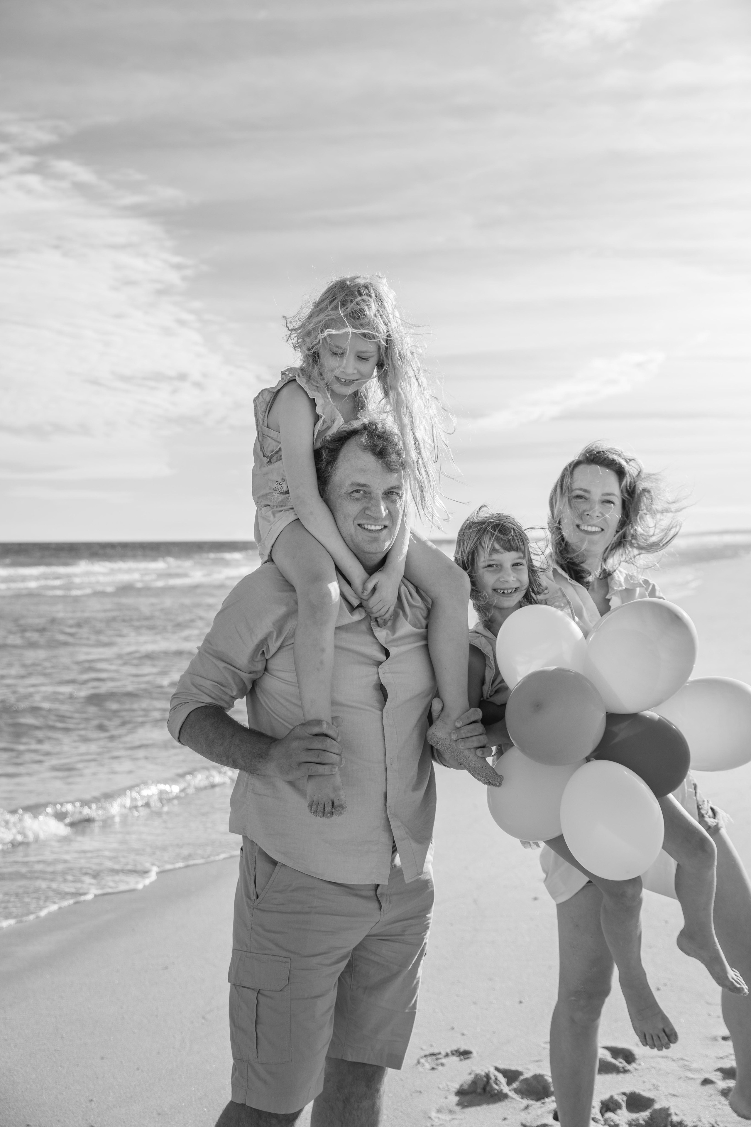 Family on the ocean. Professional Photographer in Portugal. Oksana Lomnova