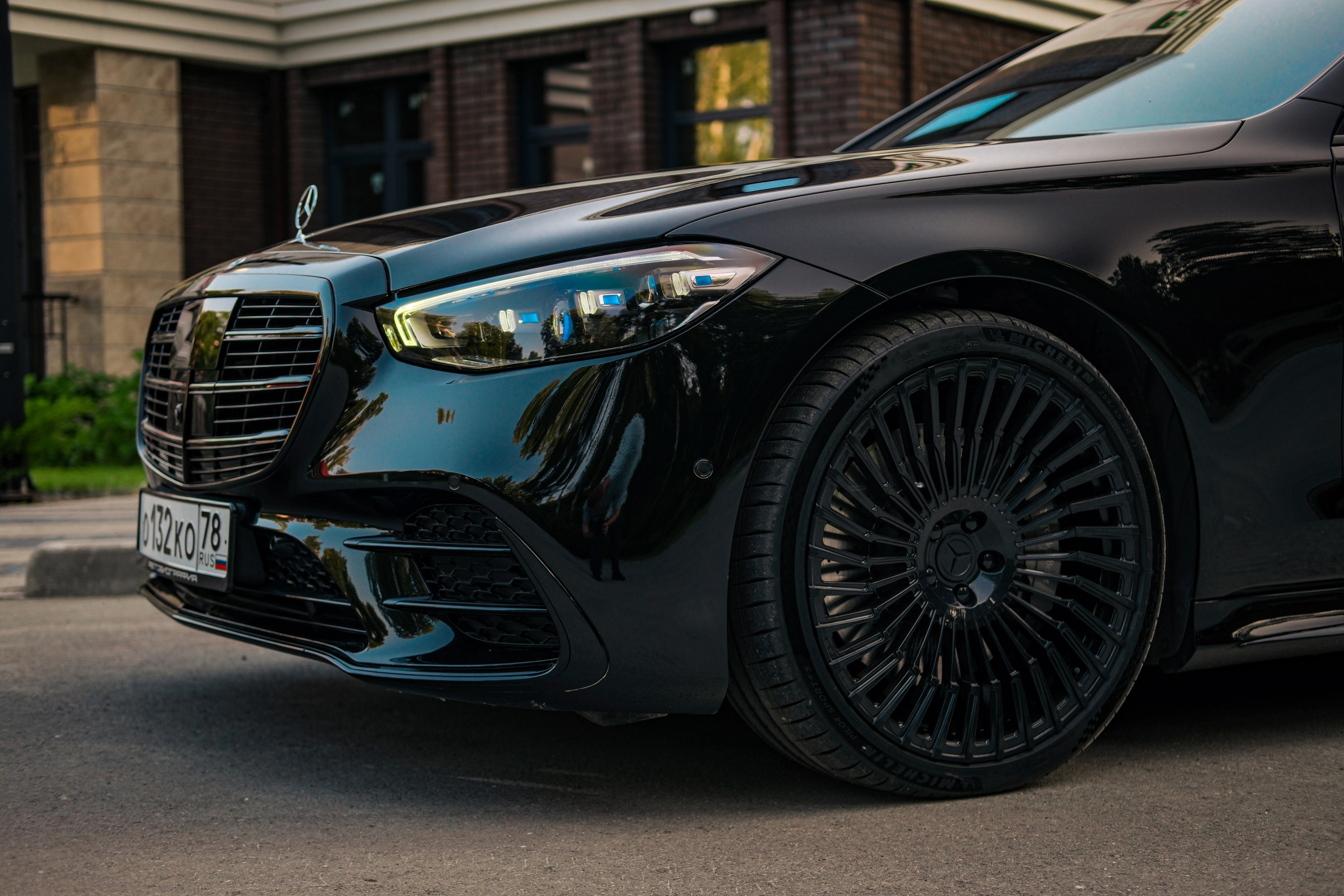 Профессиональная фотосессия Mercedes-Benz S-класс в&nbsp;Новосибирске. Автомобильный фотограф Чанчин Владимир: детальные снимки кузова, интерьера и&nbsp;динамики. Съемка автомобиля для продажи